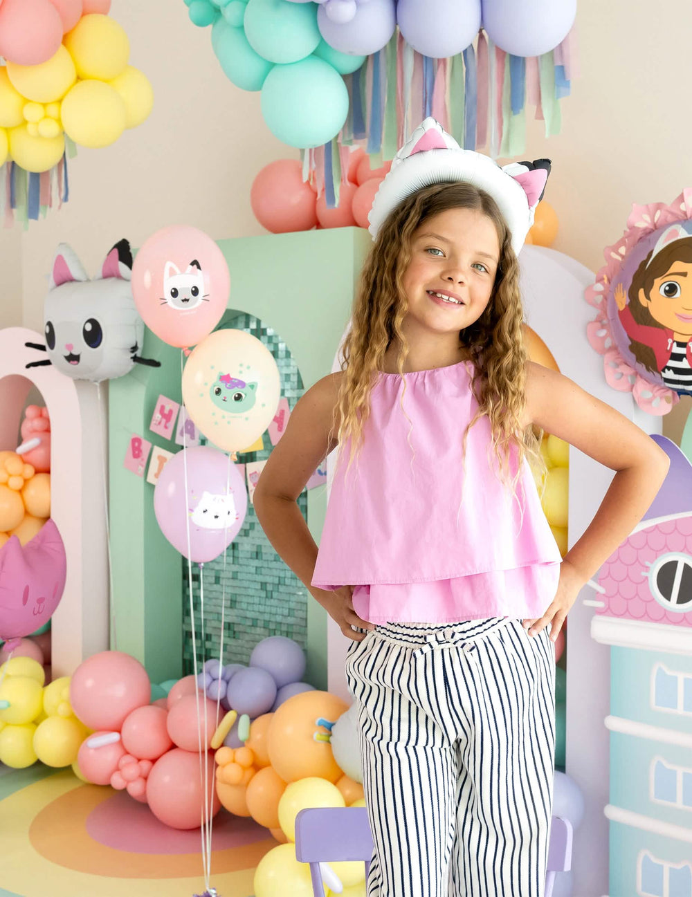 Escenificación durante un cumpleaños con globos de látex Gabby y la casa mágica