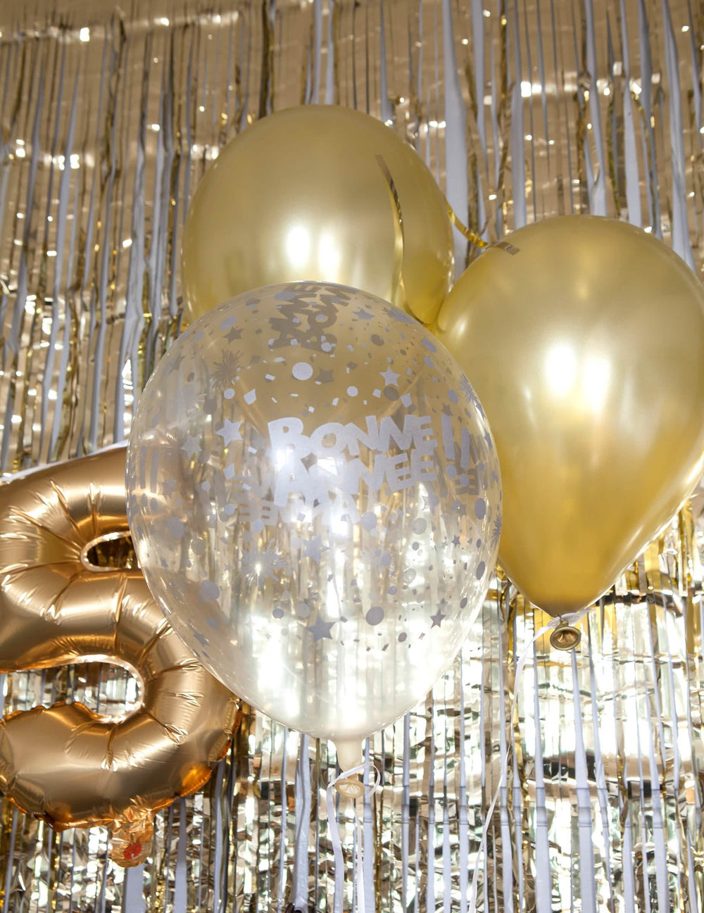 Escenografía festiva de globos transparentes Feliz Año Nuevo