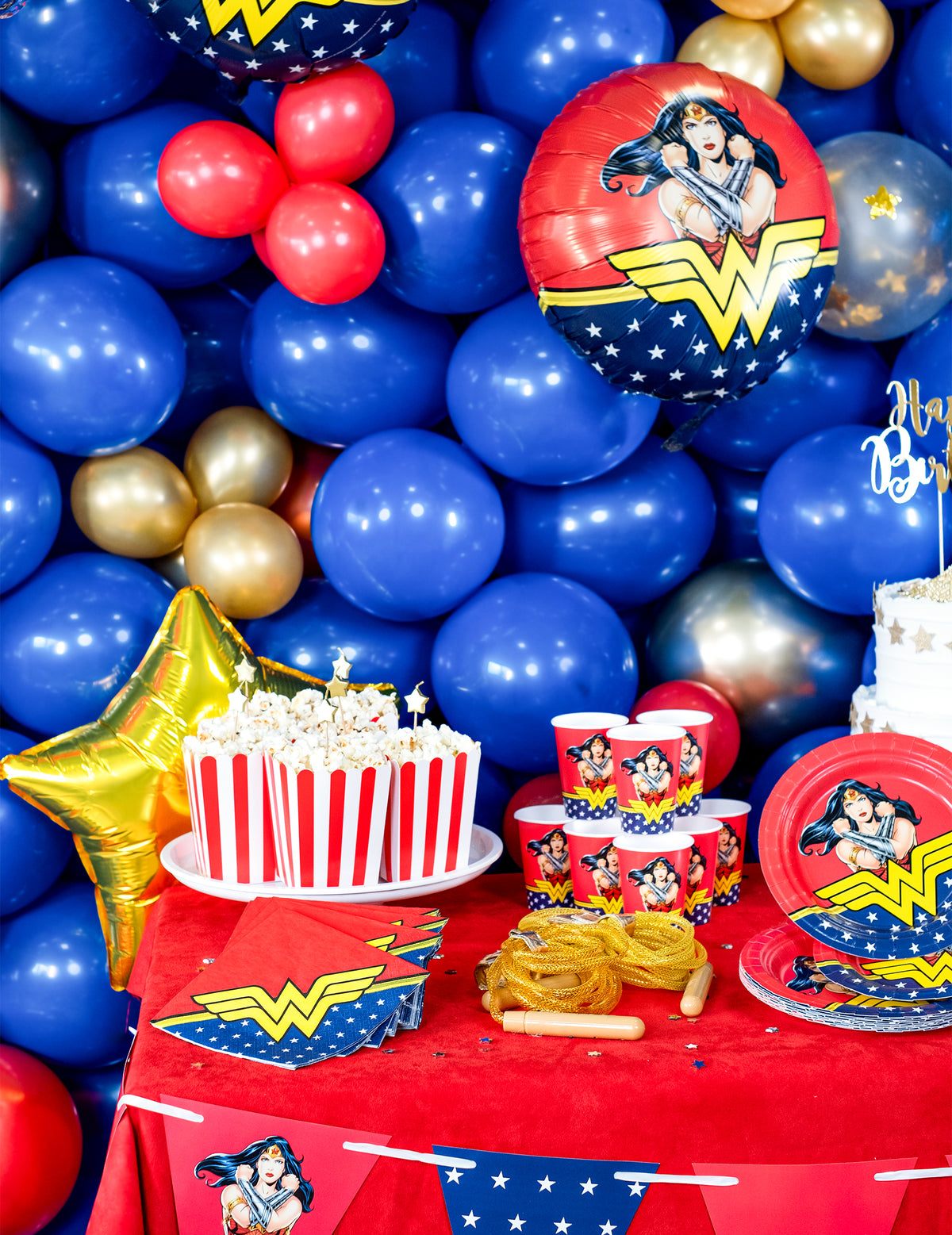 Mise en situation sur table de fête des boîtes à popcorn en carton pour fête rouges et blanches à rayures