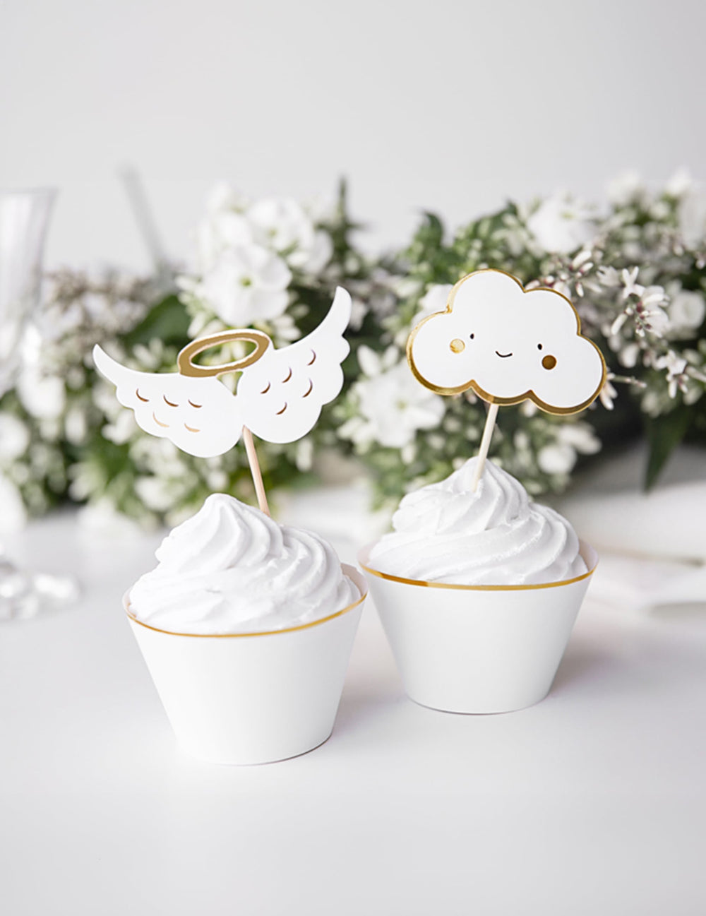Mise en situation sur cupcakes du cake toppers en bois nuages et ailes pour baby shower