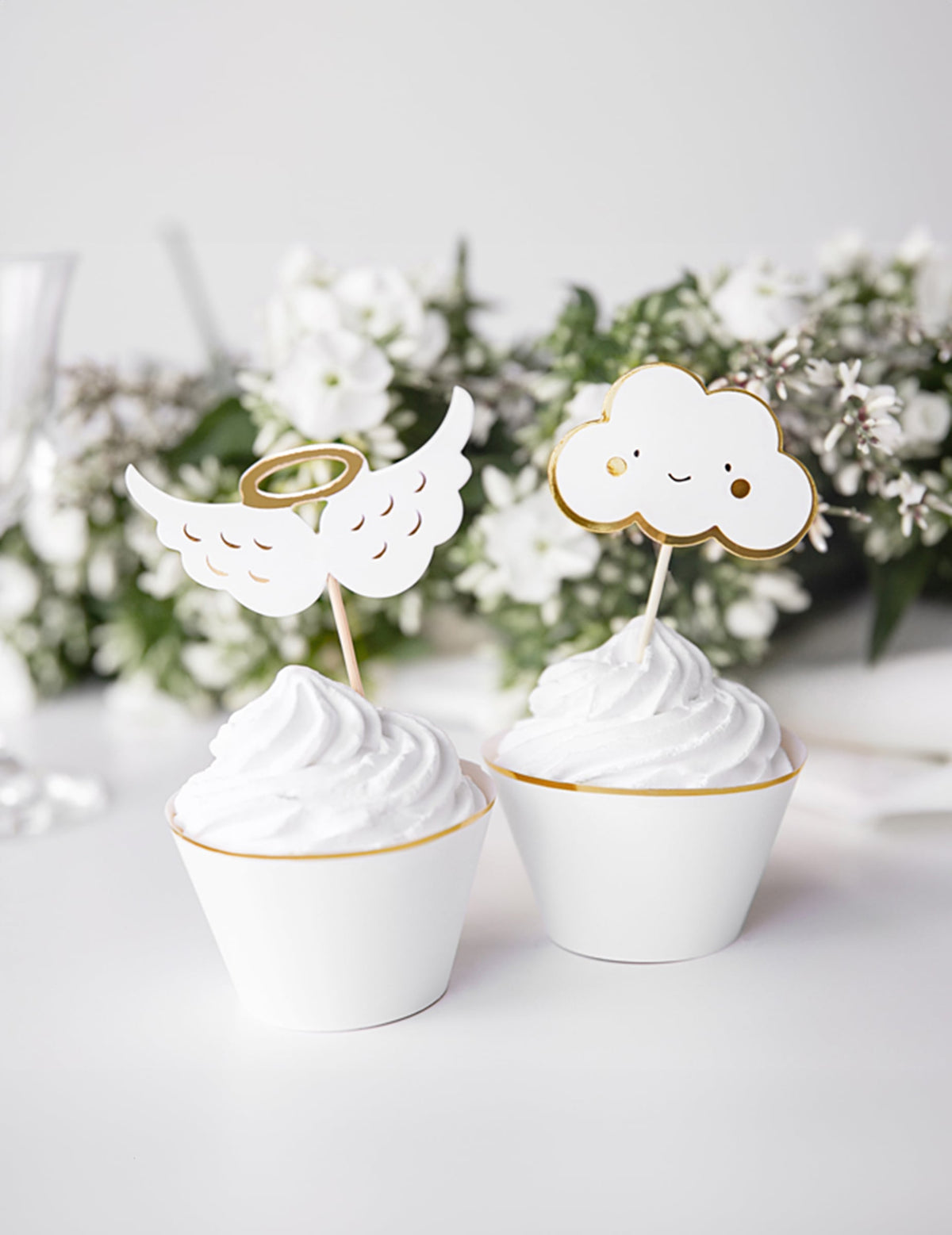 Mise en situation sur cupcakes du cake toppers en bois nuages et ailes pour baby shower
