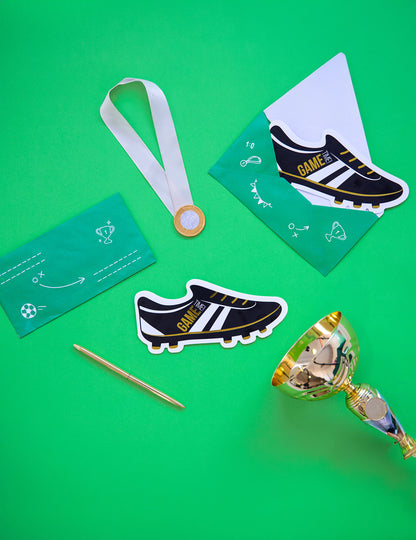 Mise en situation avec accessoires et enveloppe des cartes d'invitation chaussures de foot