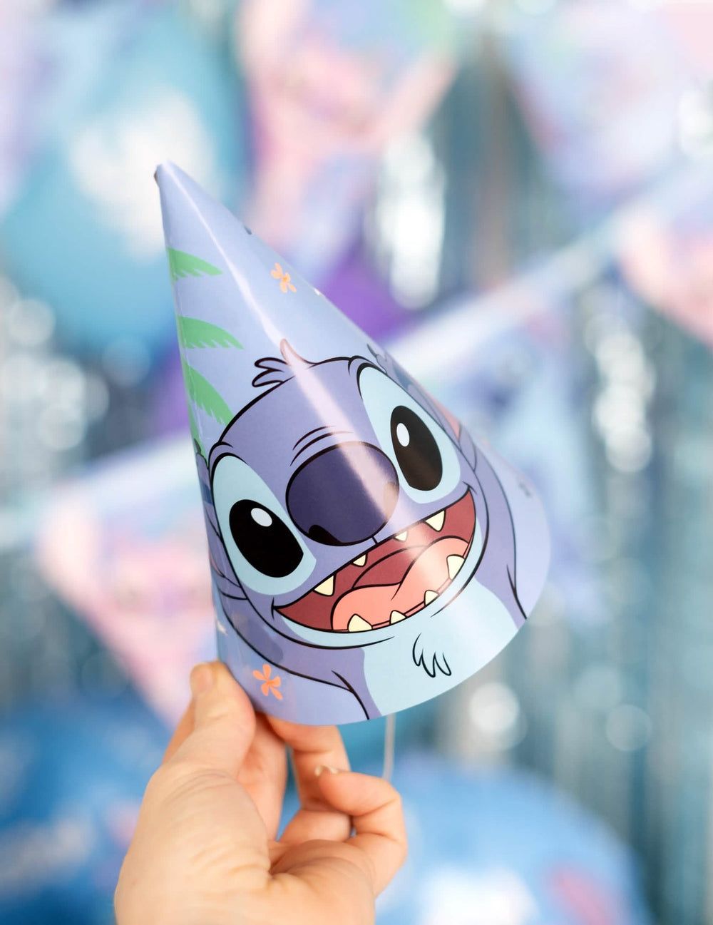 Gros plan sur le motif du Chapeau de fête Stitch