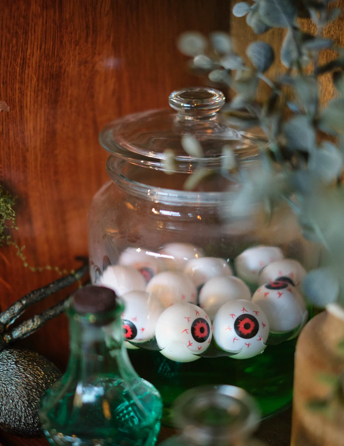 Escena en un frasco de decoraciones de pequeños ojos saltones para halloween