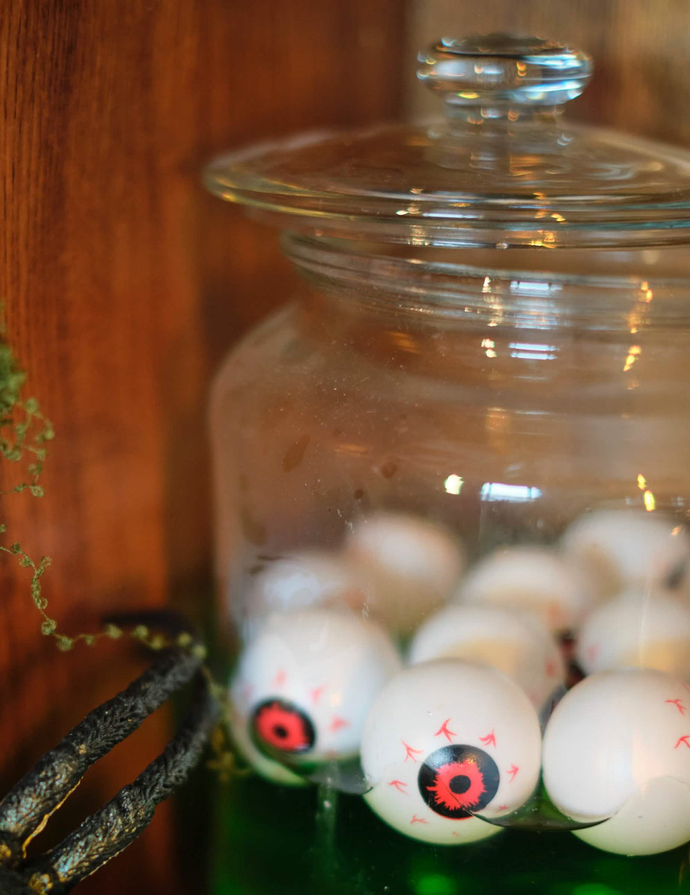 Primer plano en el frasco de las decoraciones pequeños ojos saltones para halloween