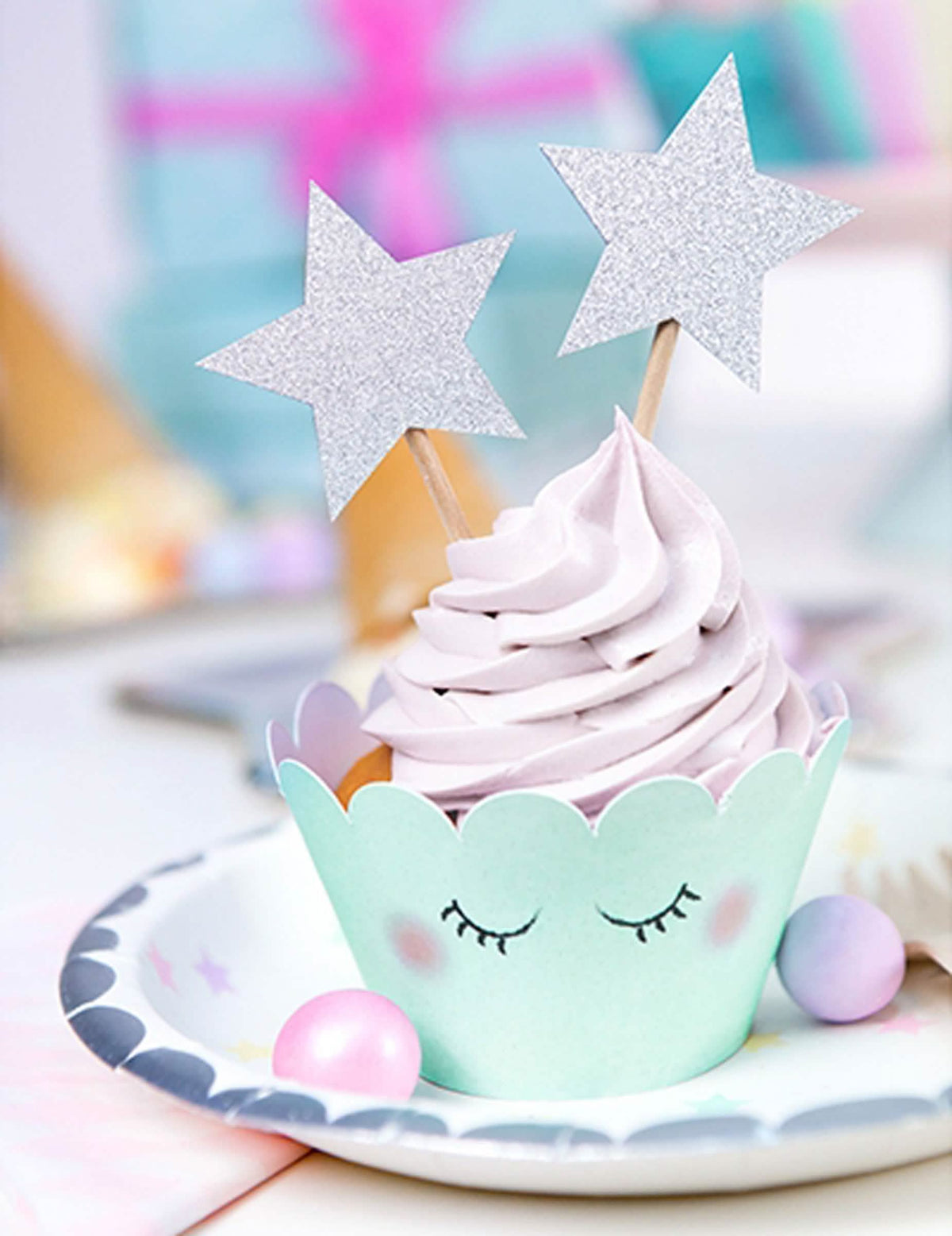 Mise en situation de la décoration pour gâteau sur pique étoile pour anniversaire argent pailleté