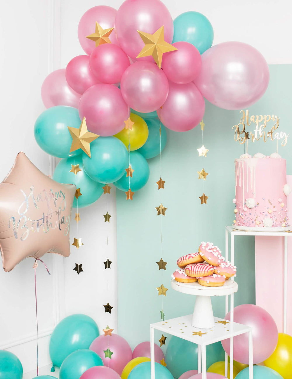Ambiente festivo con pastel y globos de la Estrella para colgar 3D navidad
