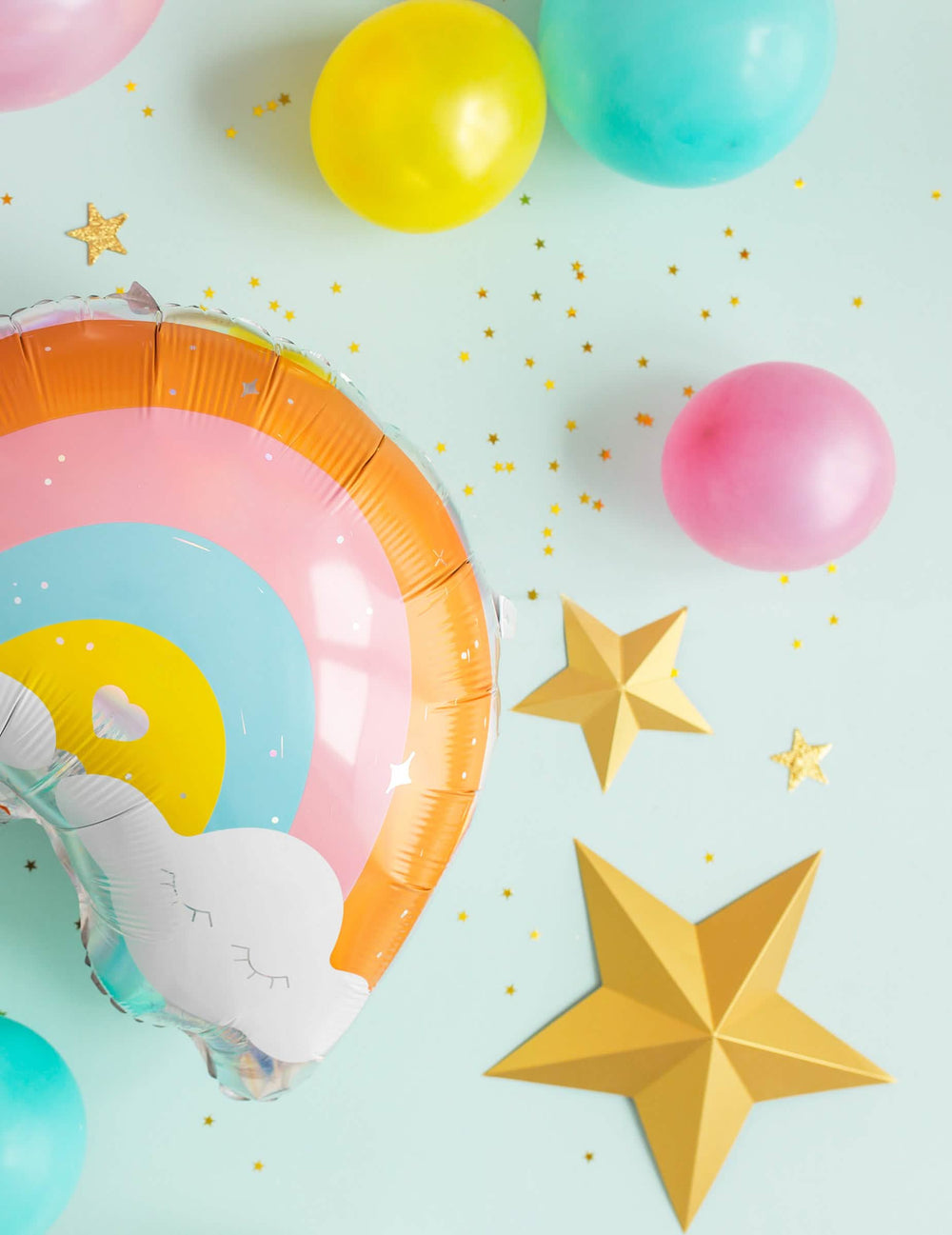 Ambiente con globo arcoíris y confetis de la estrella para colgar 3D navidad