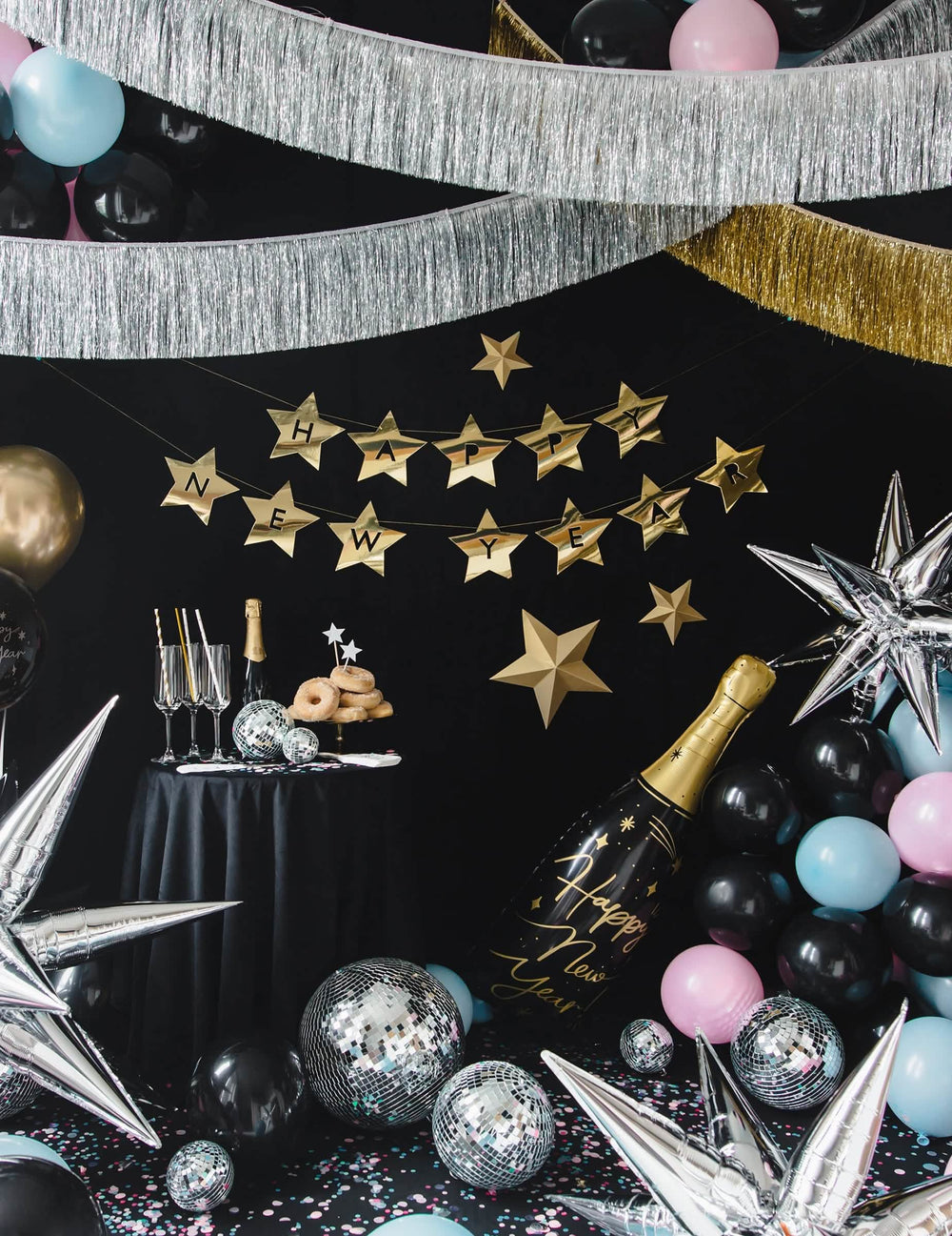 Ambiente de nochevieja con globos y bolas de discoteca de la Etoile para colgar 3D navidad