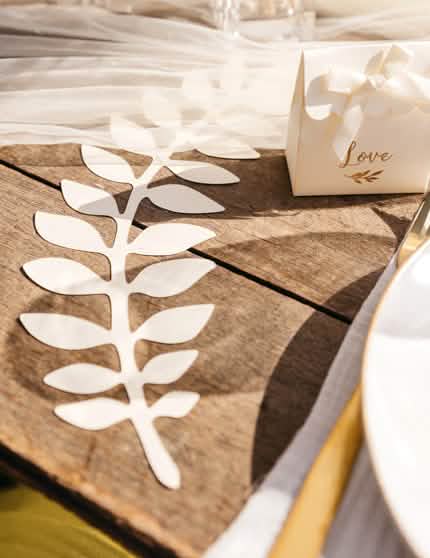 Ambientación de mesa con hojas de helecho y eucalipto para decoración
