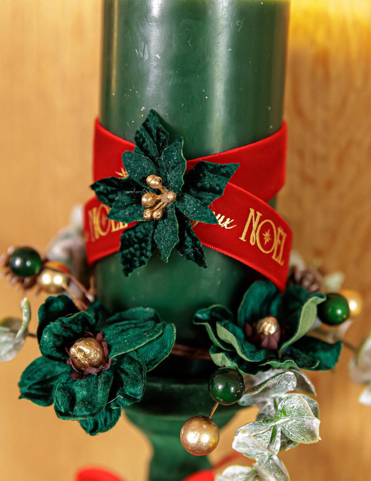 6 flores poinsettia adhesivas de terciopelo verde oscuro y dorado 5,5 cm