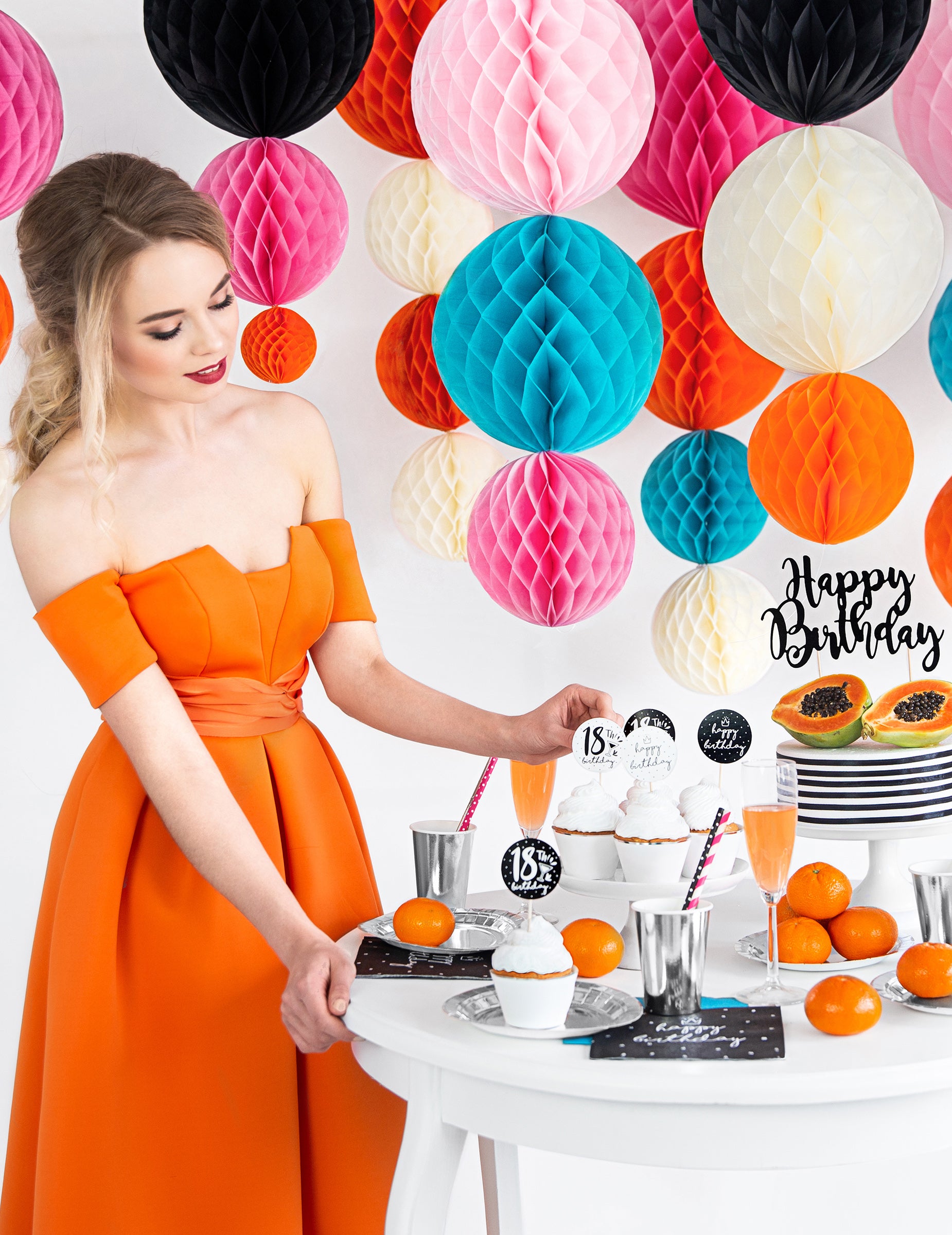 Mise en ambiance décorative sur un buffet des gobelets de baby shower pour garçon