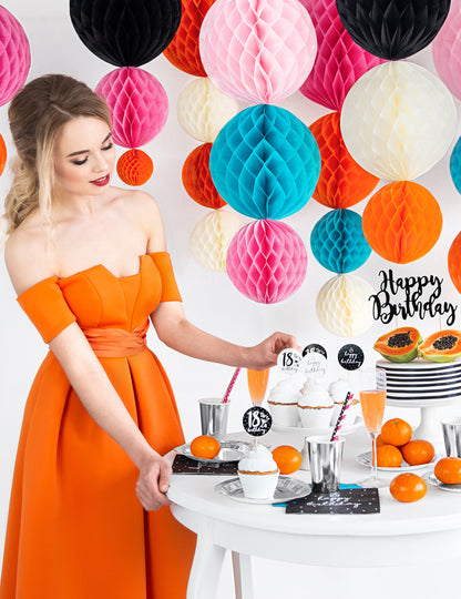 Mise en ambiance décorative sur un buffet des gobelets de baby shower pour garçon