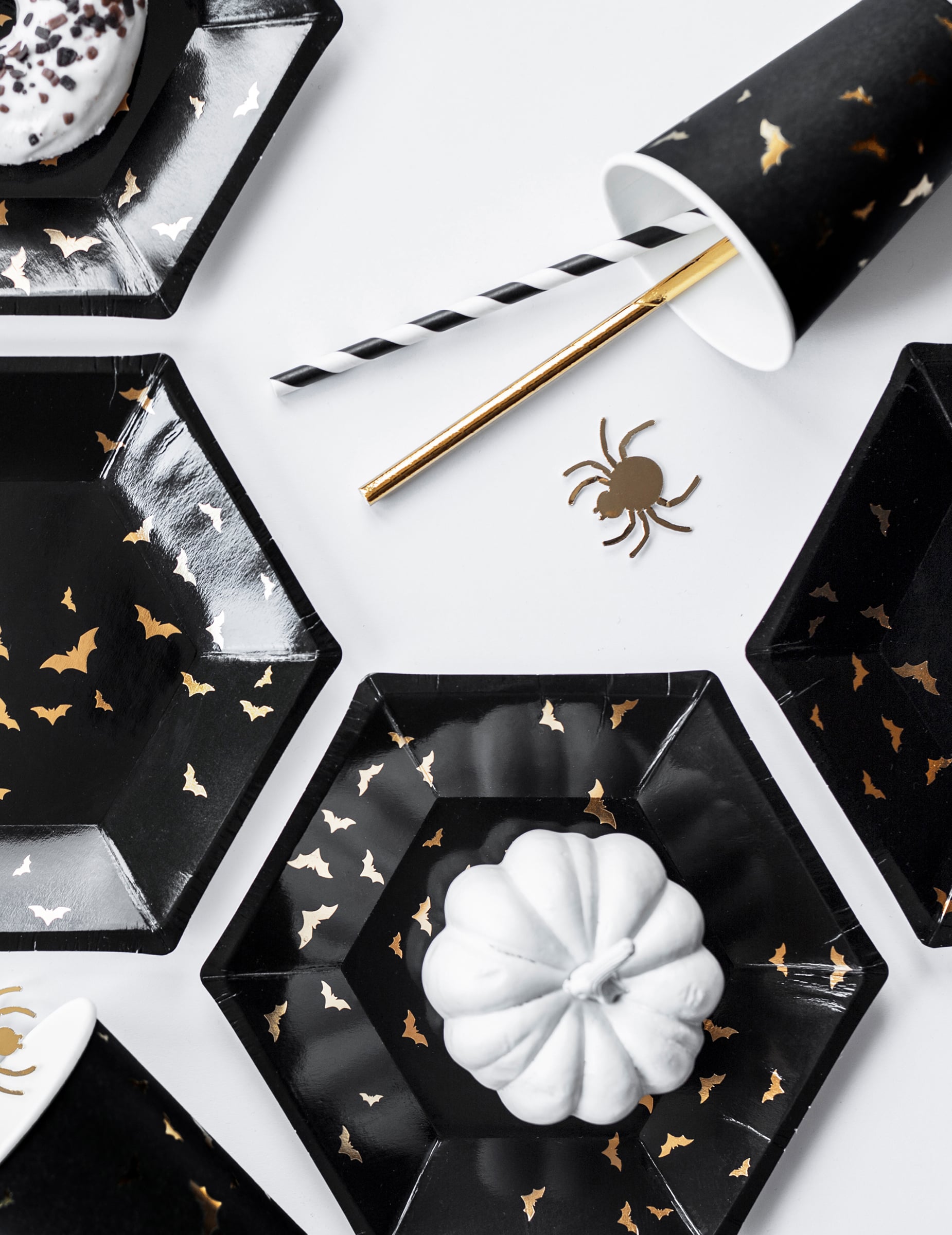 Vue de dessus de la décoration de table avec les gobelets en carton chauve-souris pour Halloween