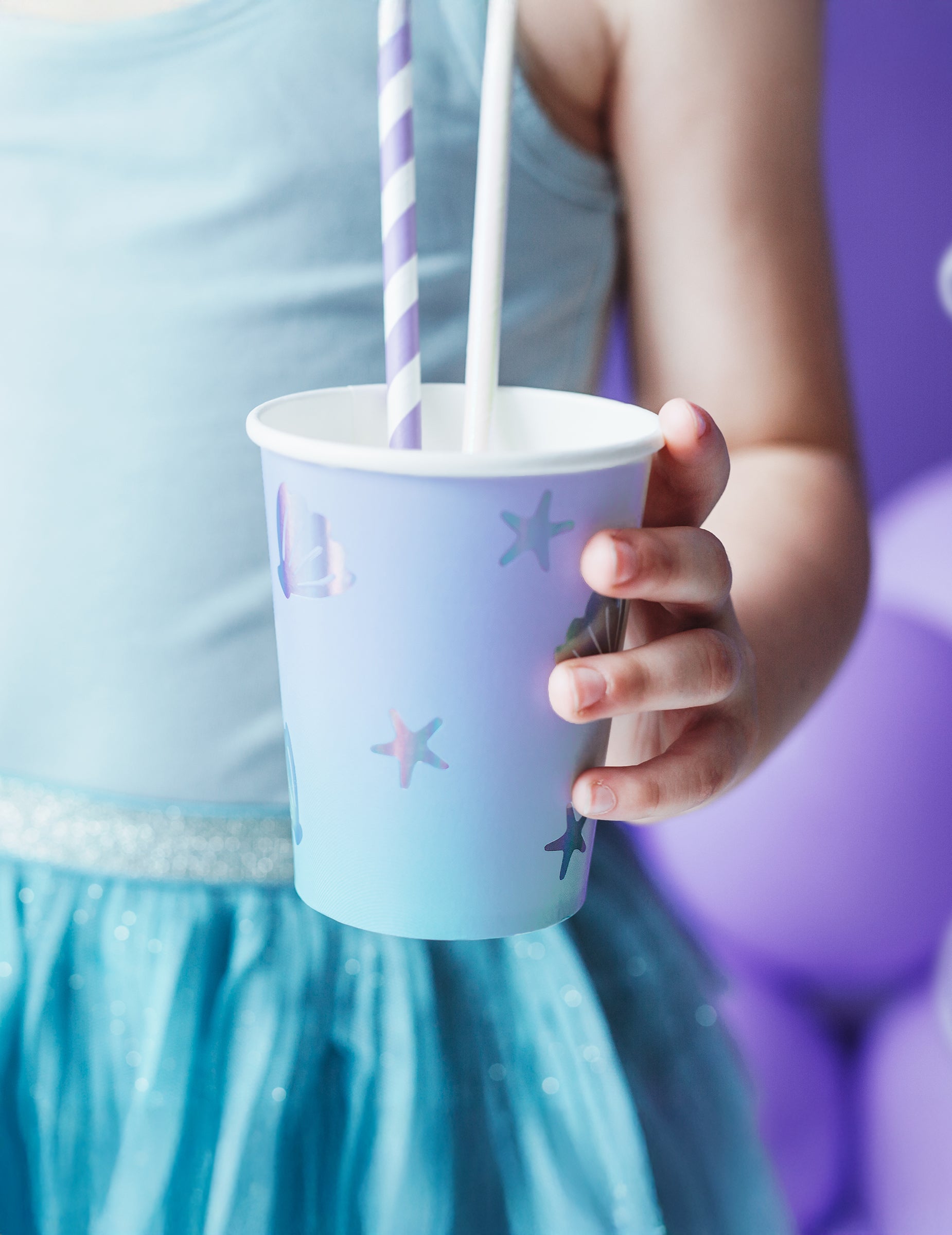 Gros plan sur la prise en main du gobelet en carton licorne des mers