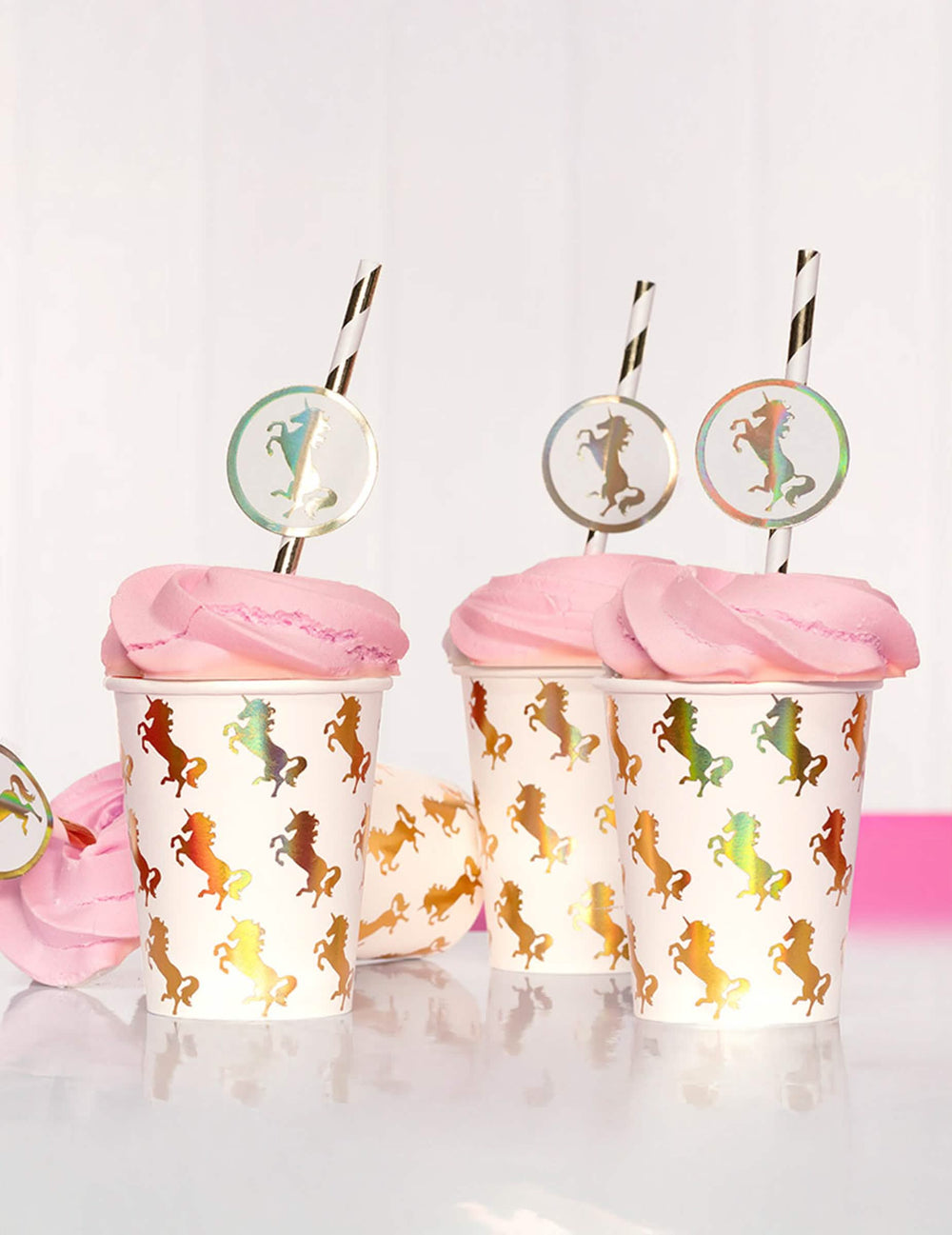 Mise en situación con pajitas decorativas de los vasos de cartón unicornio Holo