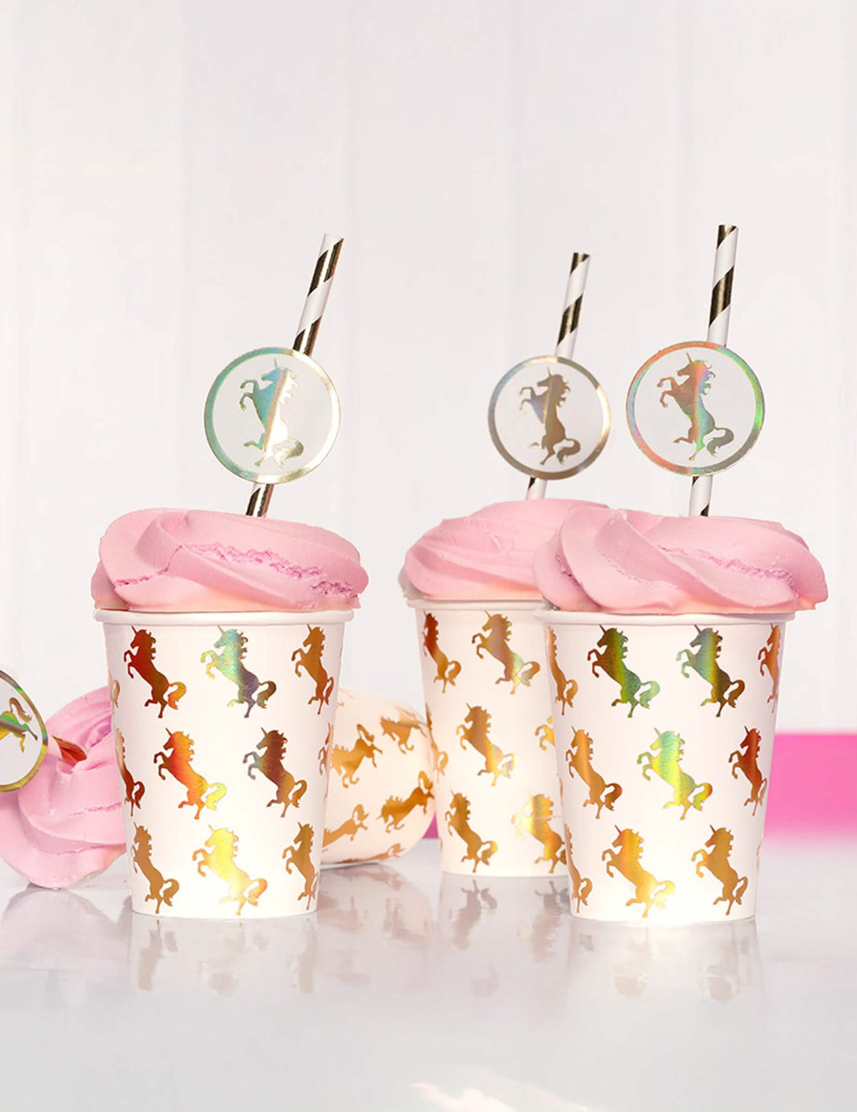 Mise en situación con pajitas decorativas de los vasos de cartón unicornio Holo