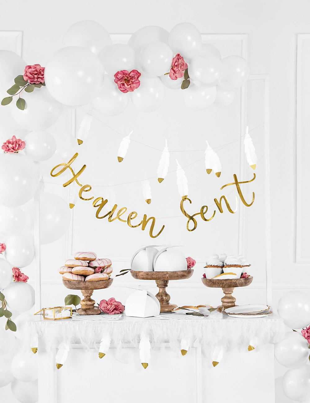 Mise en escena con globos y banner de los envoltorios para cupcakes de papel para boda