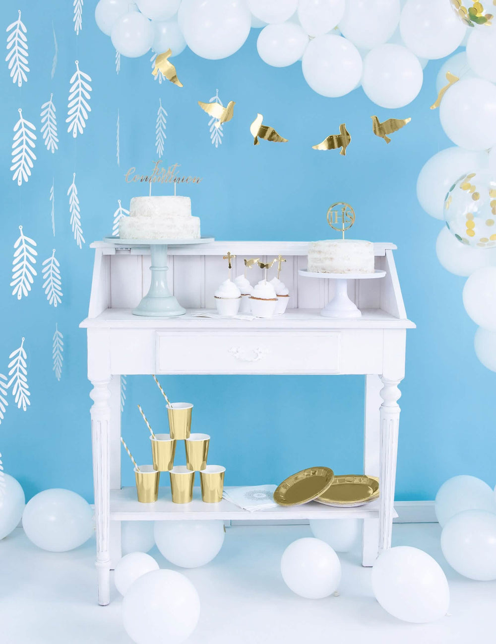 Puesta en escena sobre un buffet blanco de envoltorios de papel para cupcakes para boda