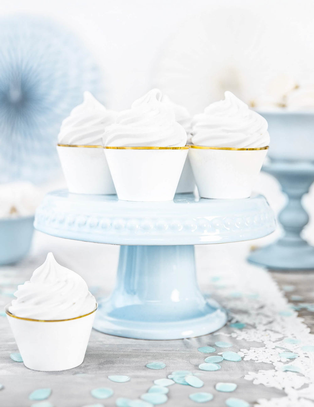 Vista en expositor para tartas de envoltorios de papel para cupcakes para boda