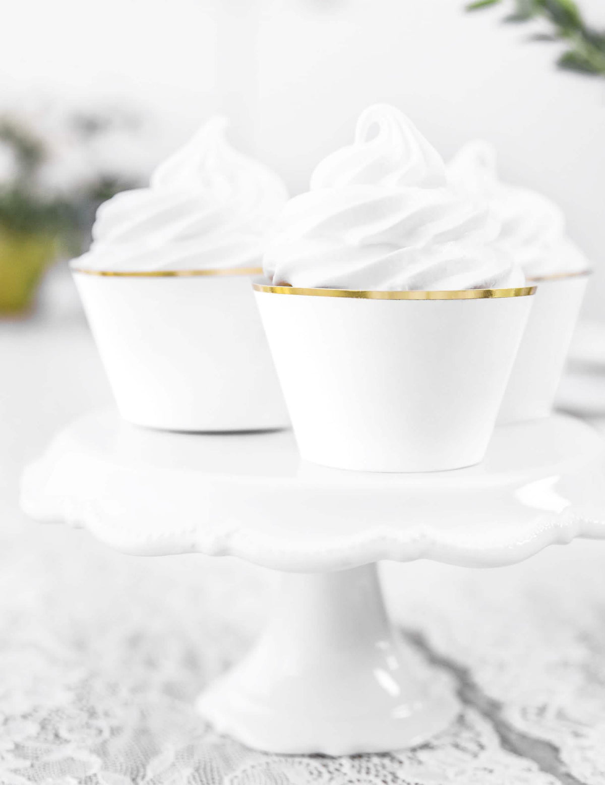 Primer plano del ribete dorado de los envoltorios de papel para cupcakes de boda