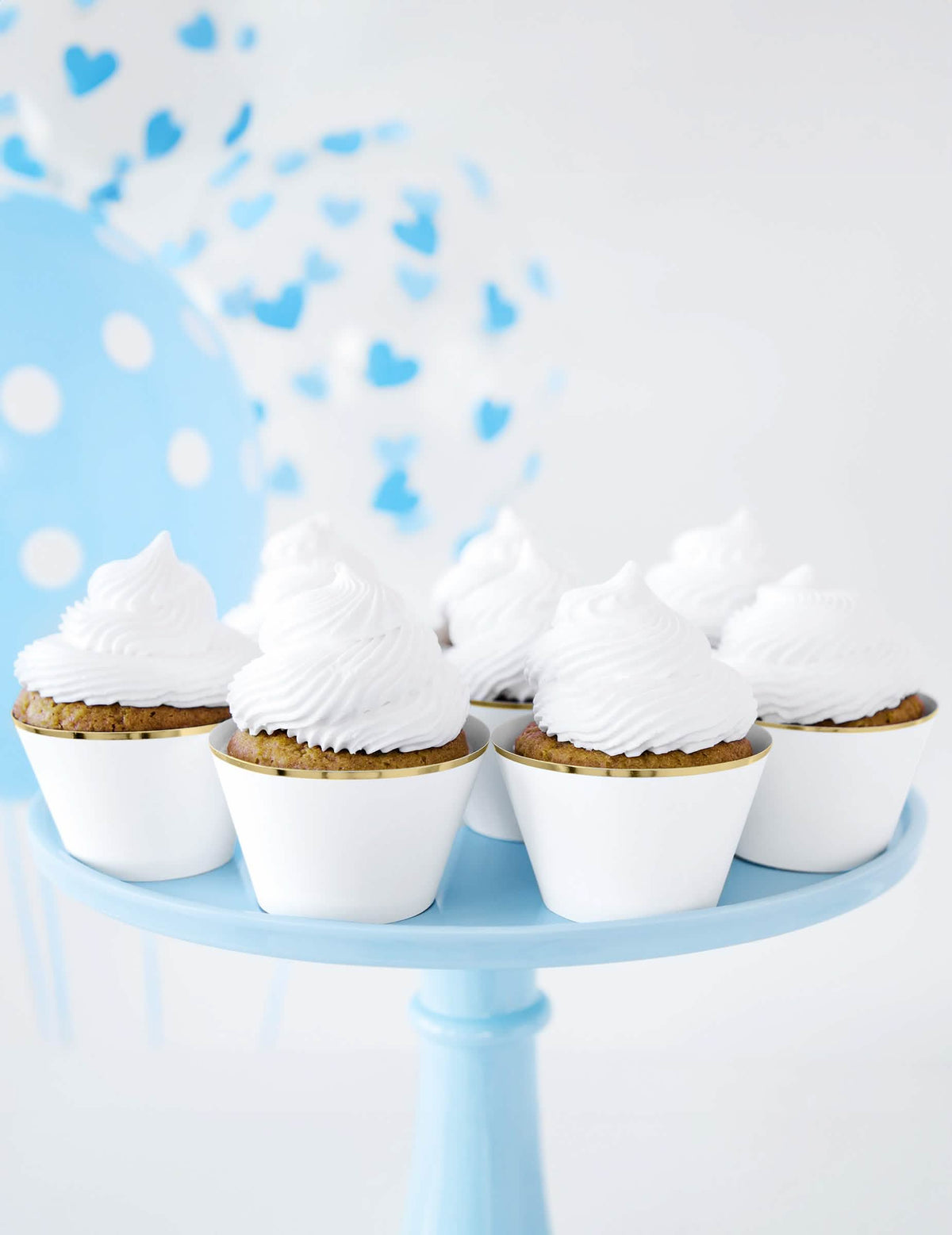 Decoración con globos azules de los envoltorios de papel para cupcakes para boda