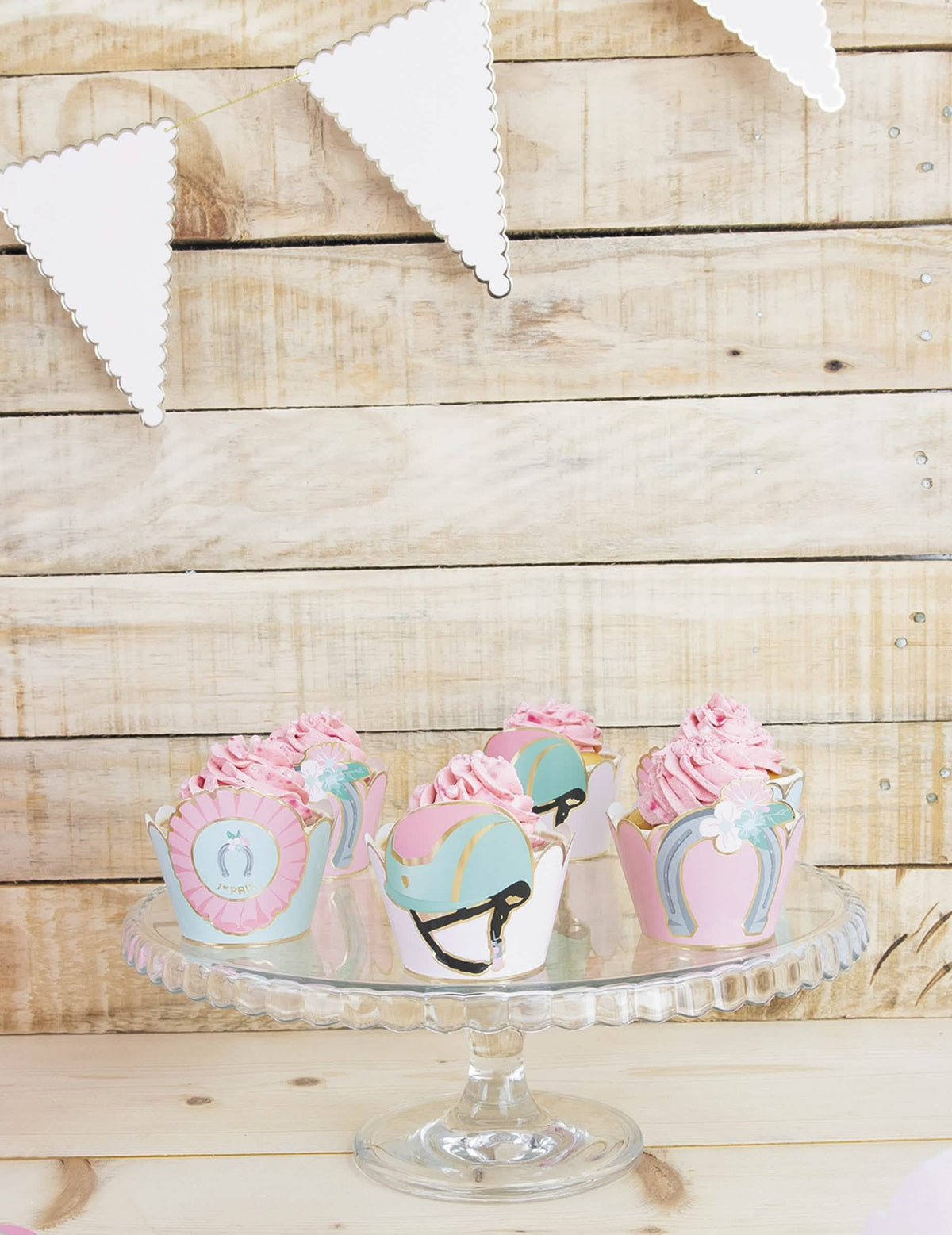 Escena en expositor de adornos moldeados para cupcake caballo azul y rosa pastel