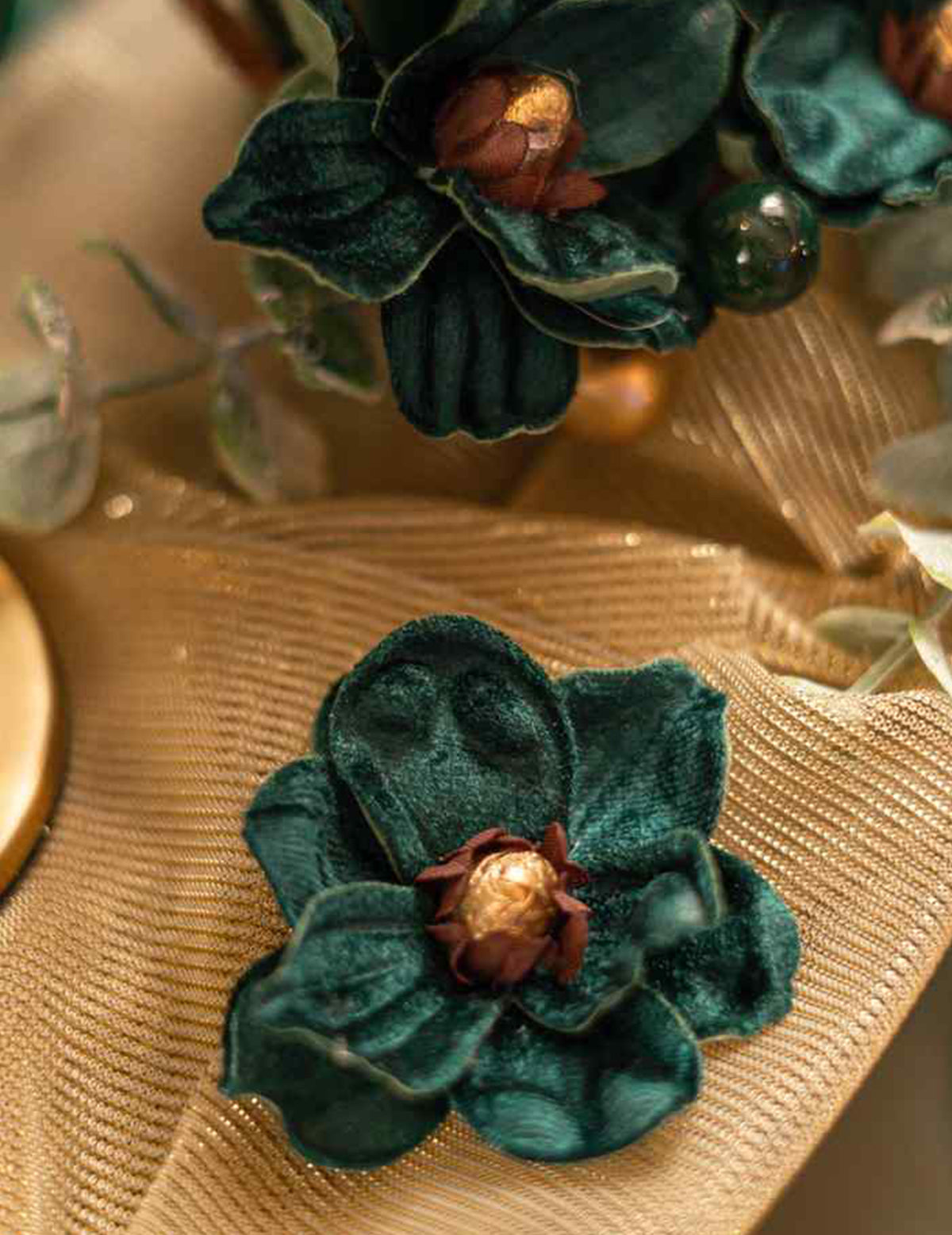 6 magnolias adhesivos de terciopelo verde oscuro y dorado 6 cm
