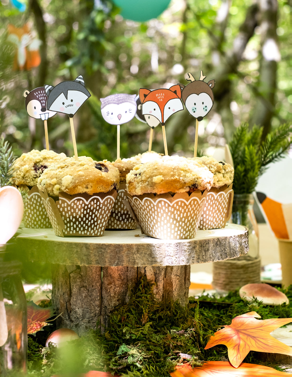 Gros plan sur les muffins décorés avec les moules à cupcake et pics en bois animaux de la forêt