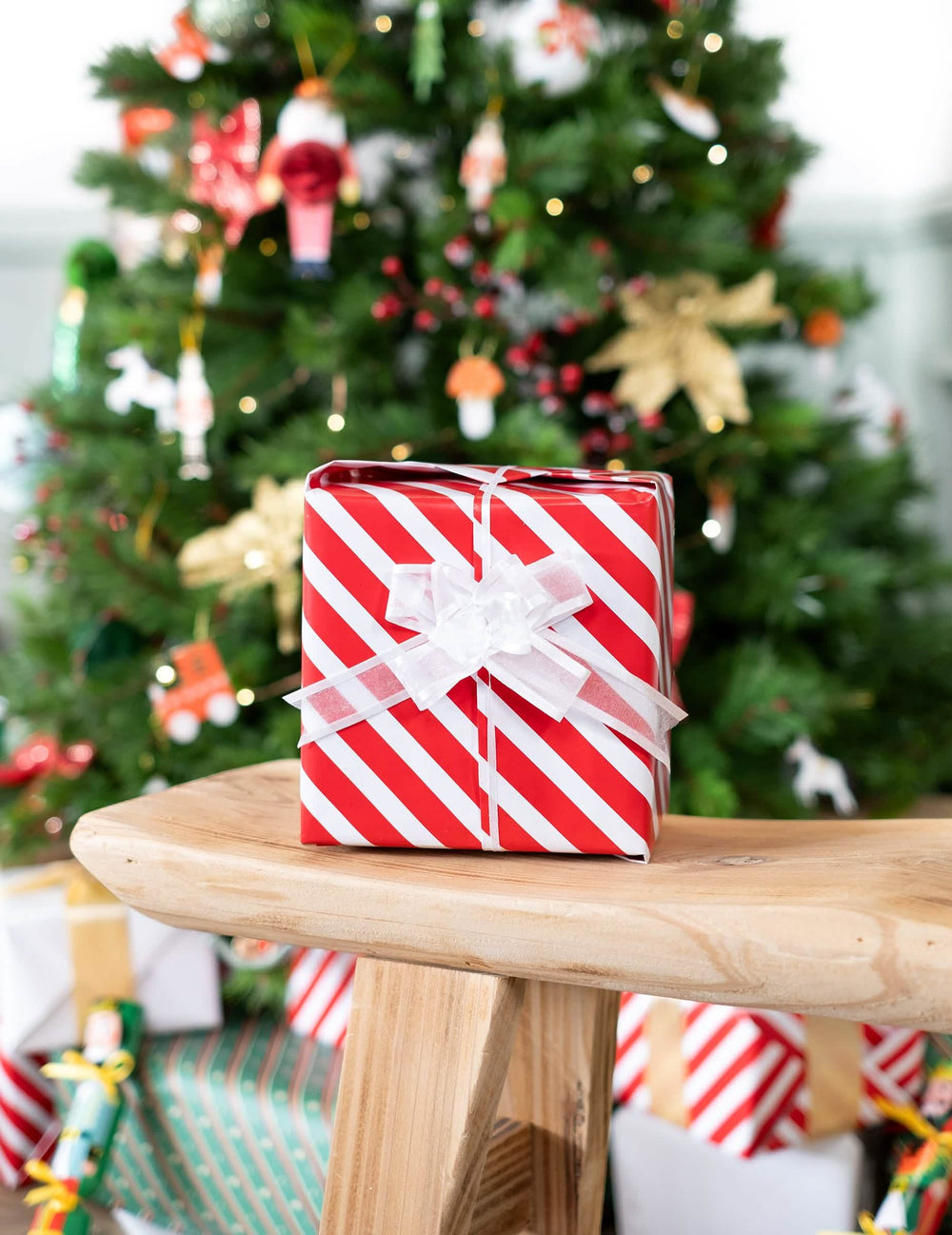 Mise en situation sobre un regalo del lazo para tirar en organza para decoración de fiesta blanco
