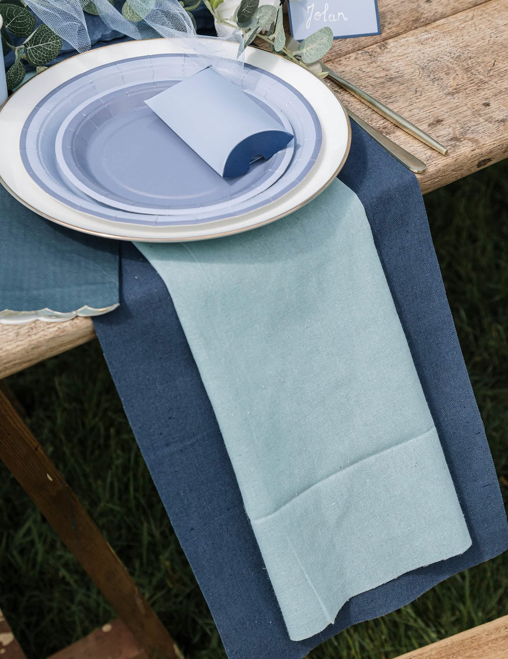 Vue de dessus du dressage des petites assiettes en carton de fête bleu marine et bleu orage