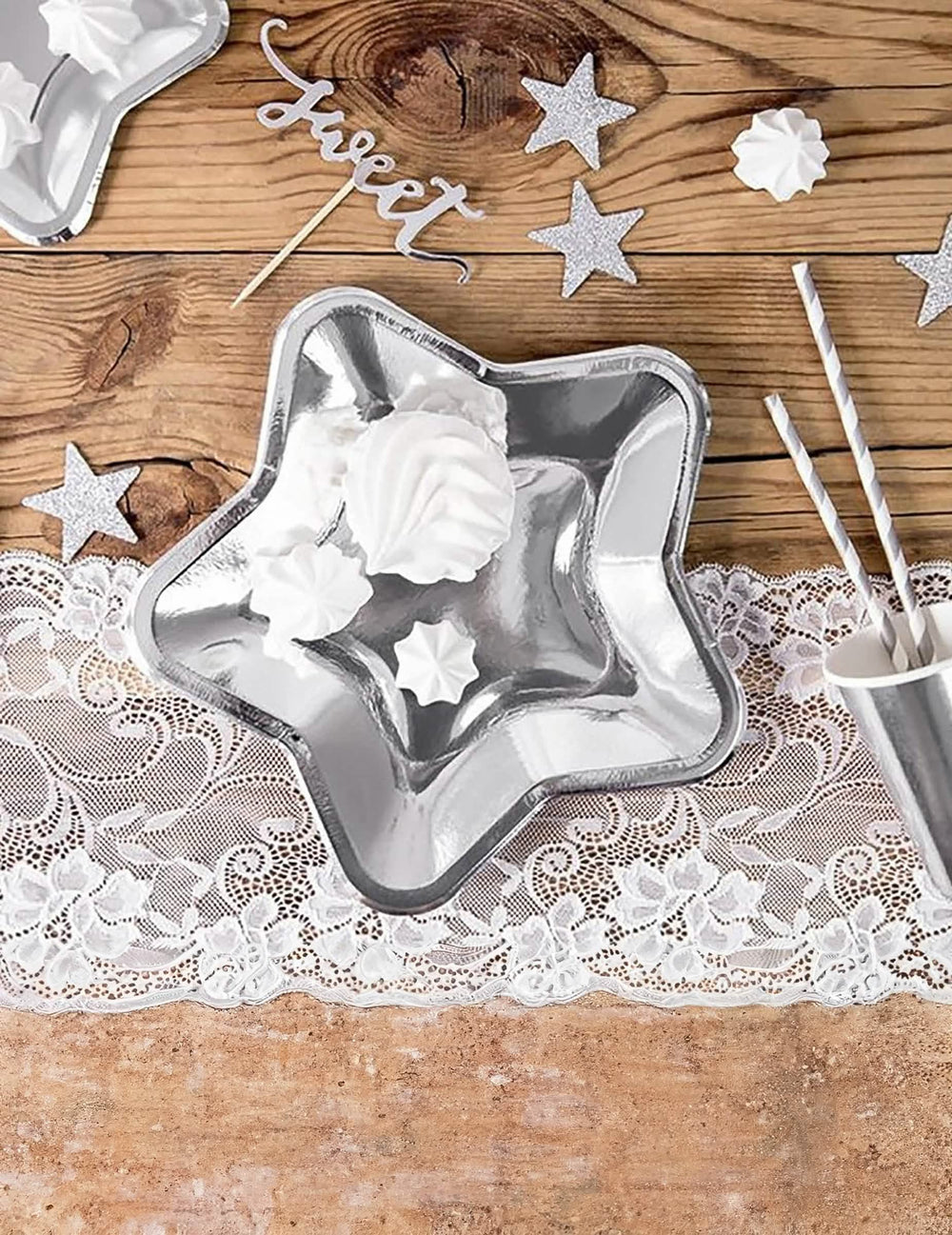Mise en situation des assiettes en carton étoile pour fête