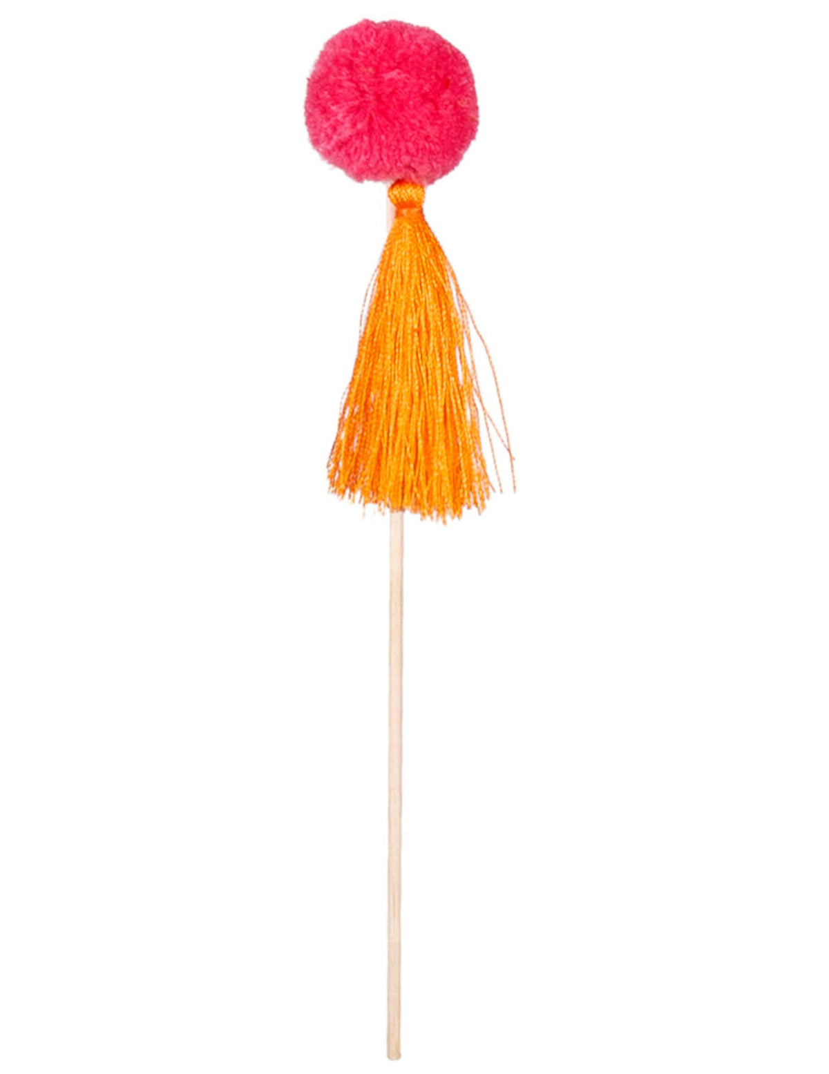 Decoración en una mesa de fiesta de pinchos de madera pompones de colores para fiesta