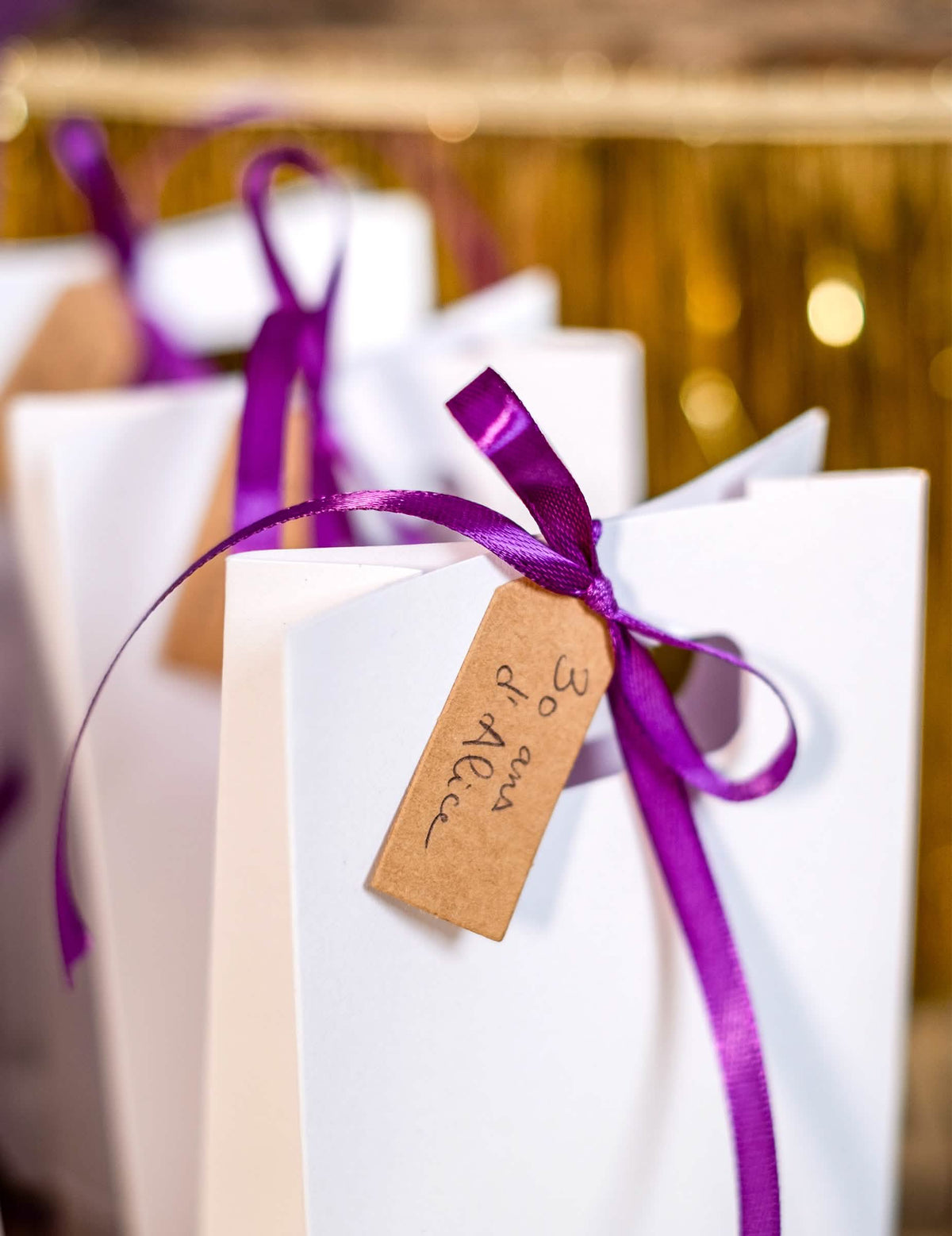 Primer plano de la etiqueta personalizada y la cinta de la bolsita de papel de boda