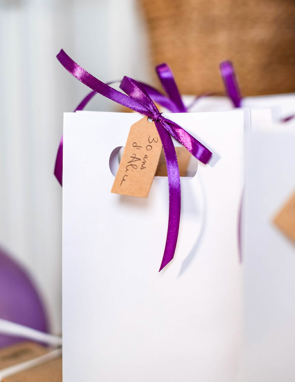 Detalle del lazo violeta y de la etiqueta kraft del saquito de papel de boda