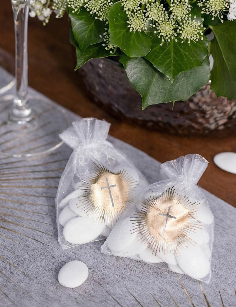 Sachets organdi de cérémonie blanc et doré avec croix