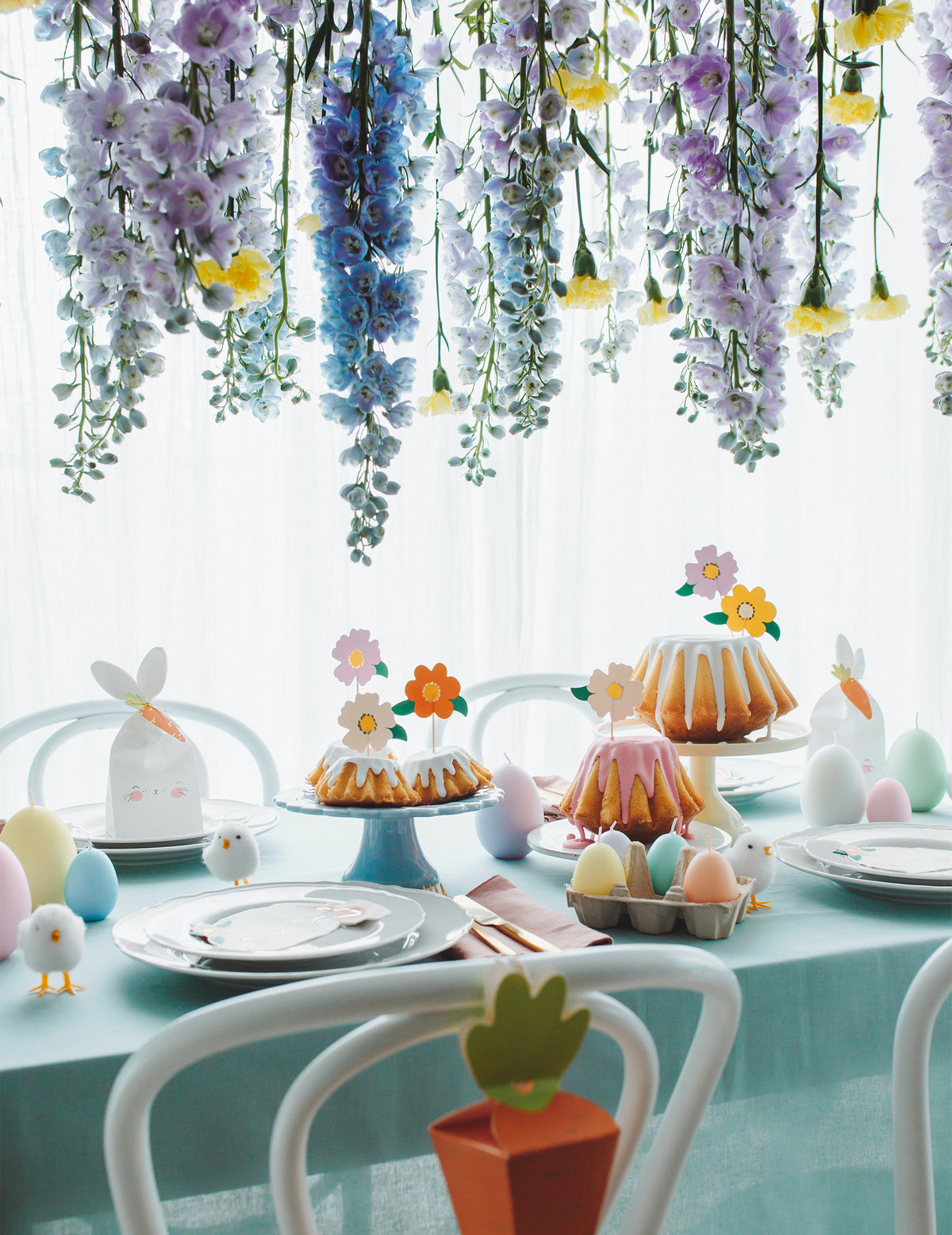 Mise en situation sous un plafond fleuri des sacs à bonbons Lapins