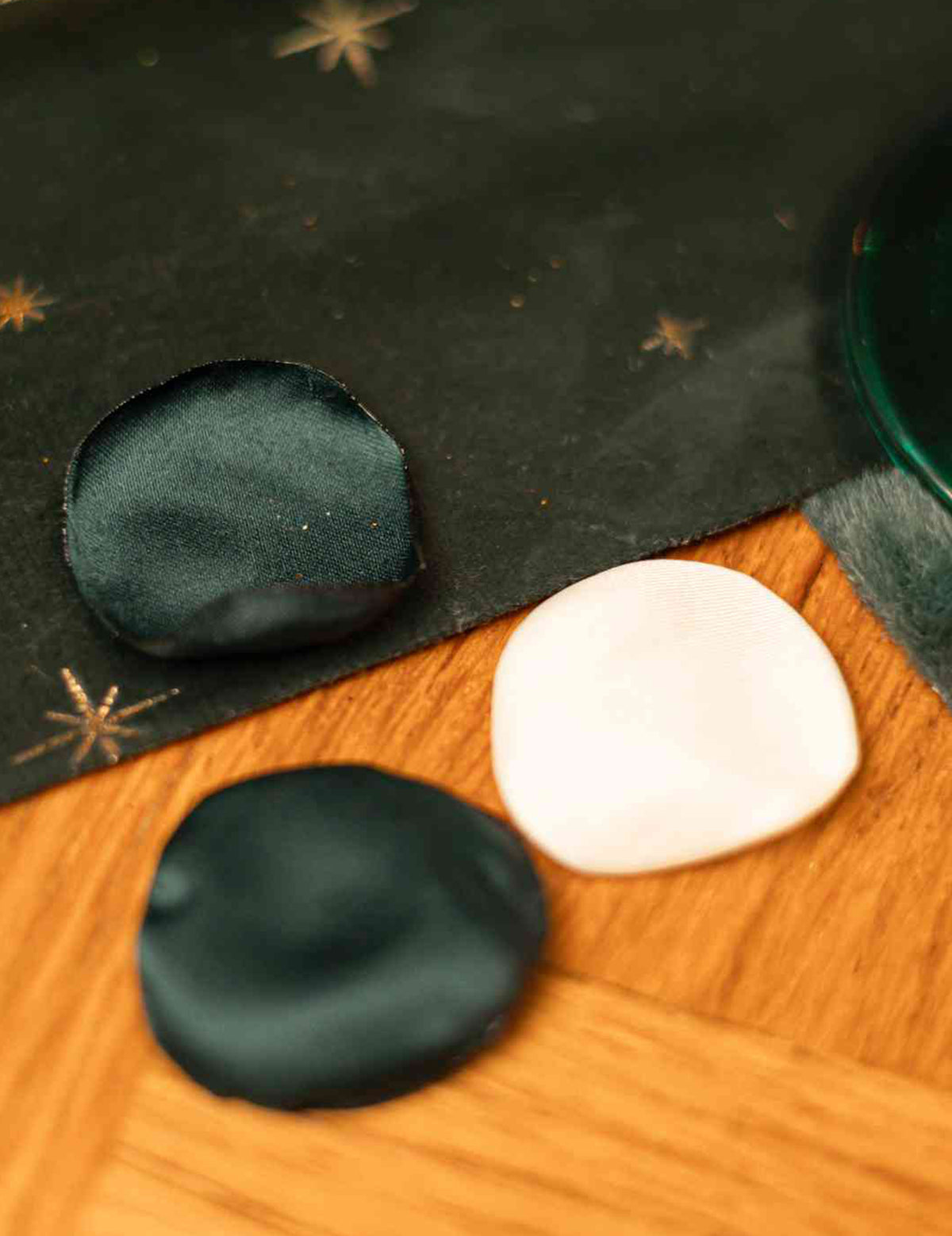 60 pétalos de satén marfil y verde oscuro 3,5 cm