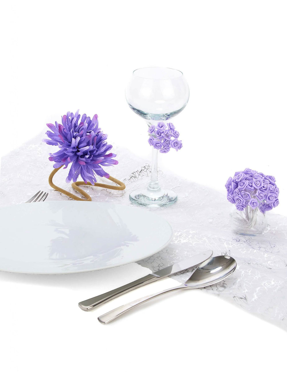 Escena sobre una mesa de fiesta de mini rosas de satén para decoración de boda color lila