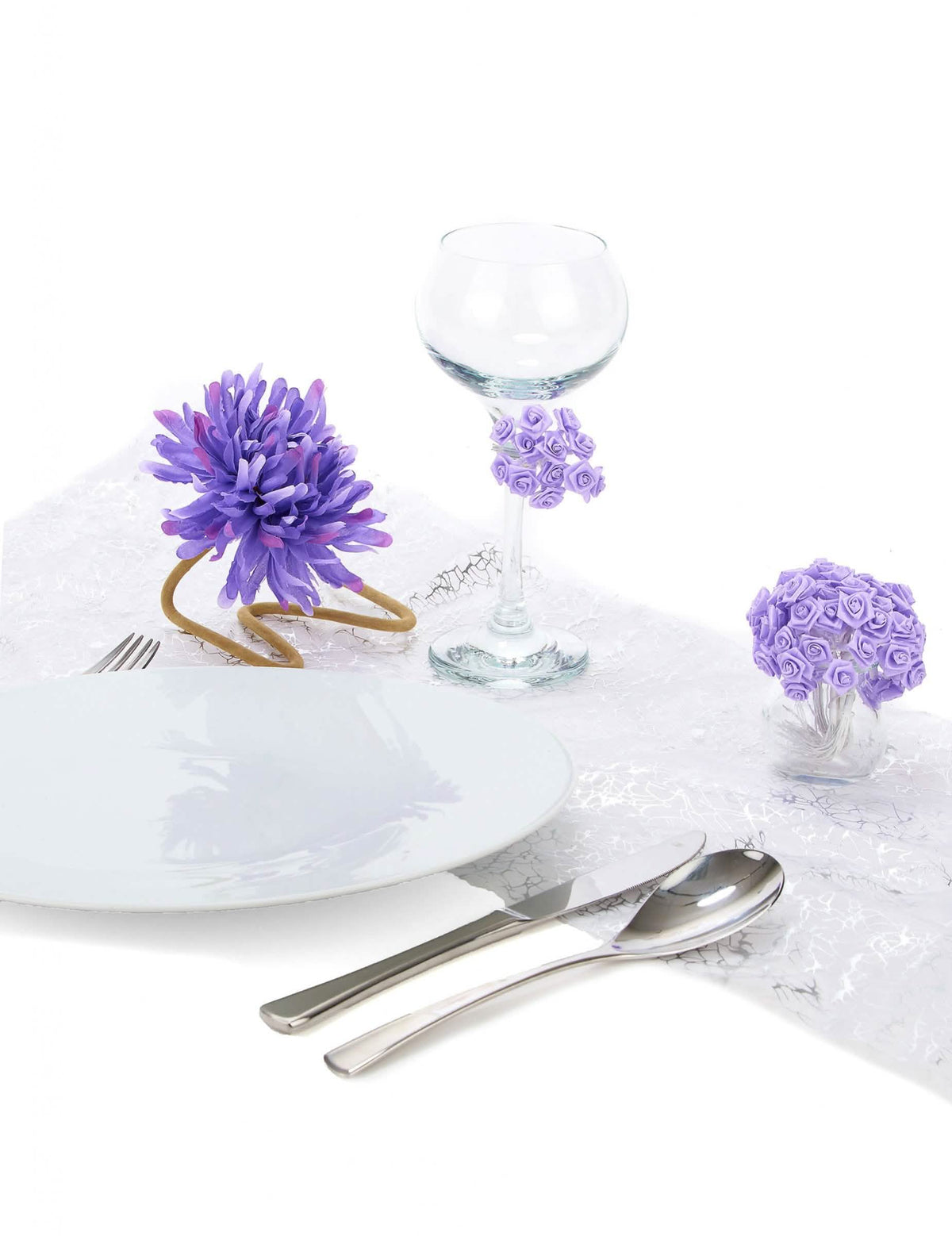 Escena sobre una mesa de fiesta de mini rosas de satén para decoración de boda color lila