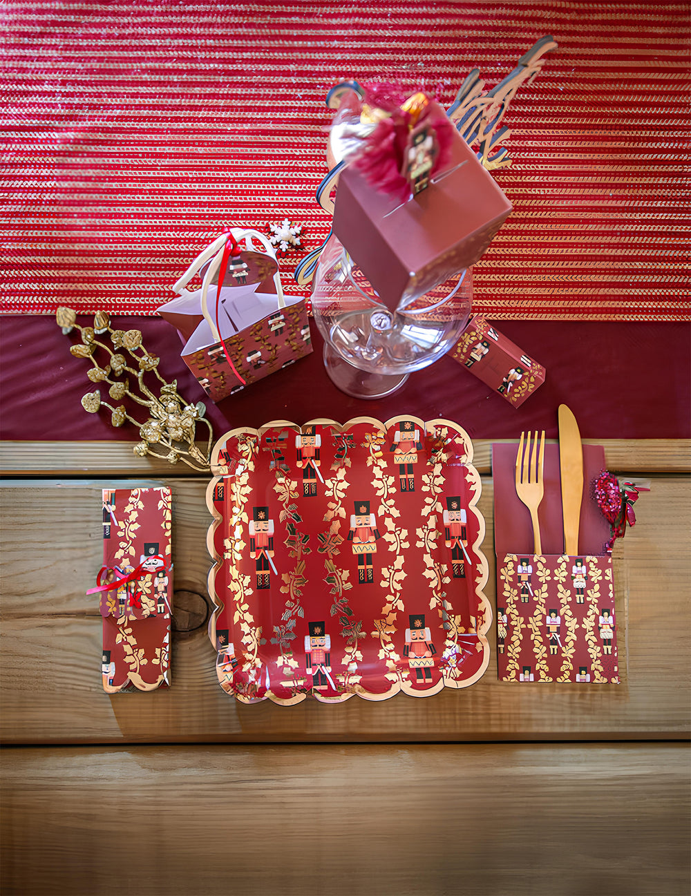 Mise en situation sur table des assiettes casse-noisette festif