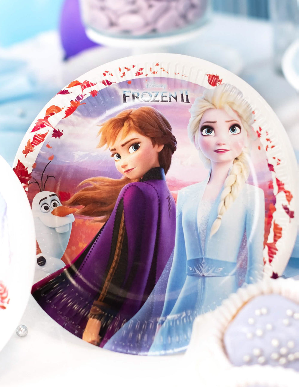 Gros plan sur l'illustration des assiettes en carton La Reine des Neiges 2