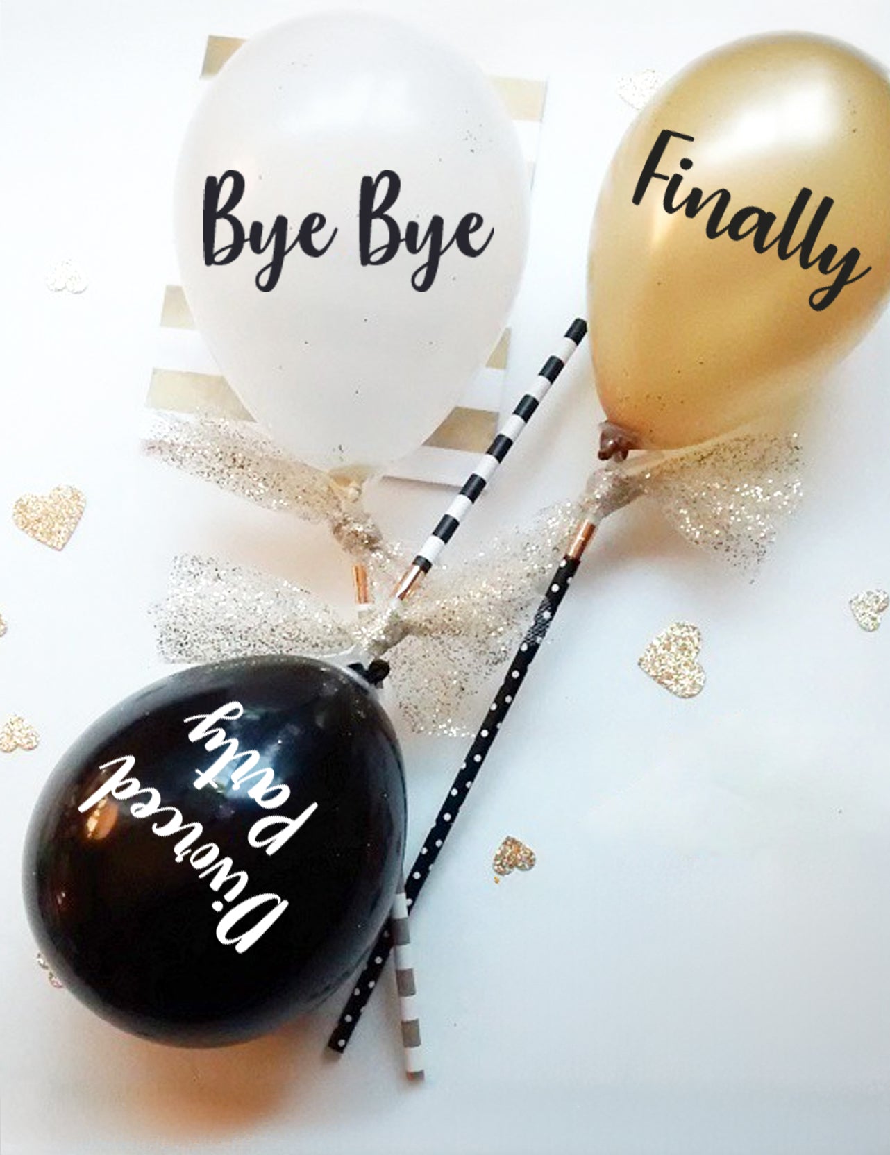Vue rapprochée des inscriptions Bye Bye Finally et Divorced Party des Ballons Divorced Party