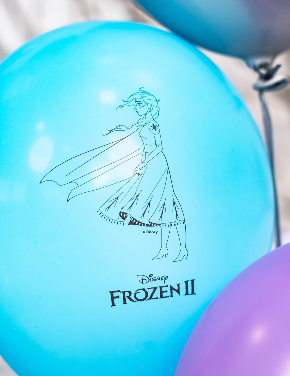 Primer plano de la ilustración de Elsa y el logotipo de los globos de látex Frozen 2
