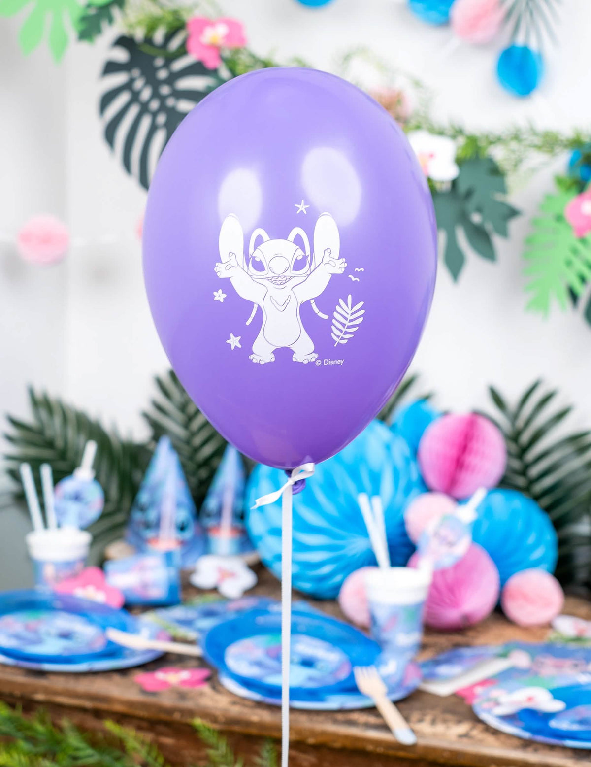 Gros plan sur le ballon violet des Ballons en latex Stitch