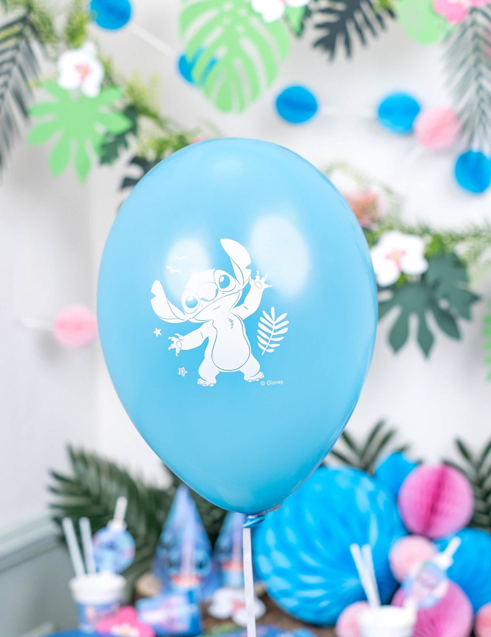 Gros plan sur le ballon bleu des Ballons en latex Stitch