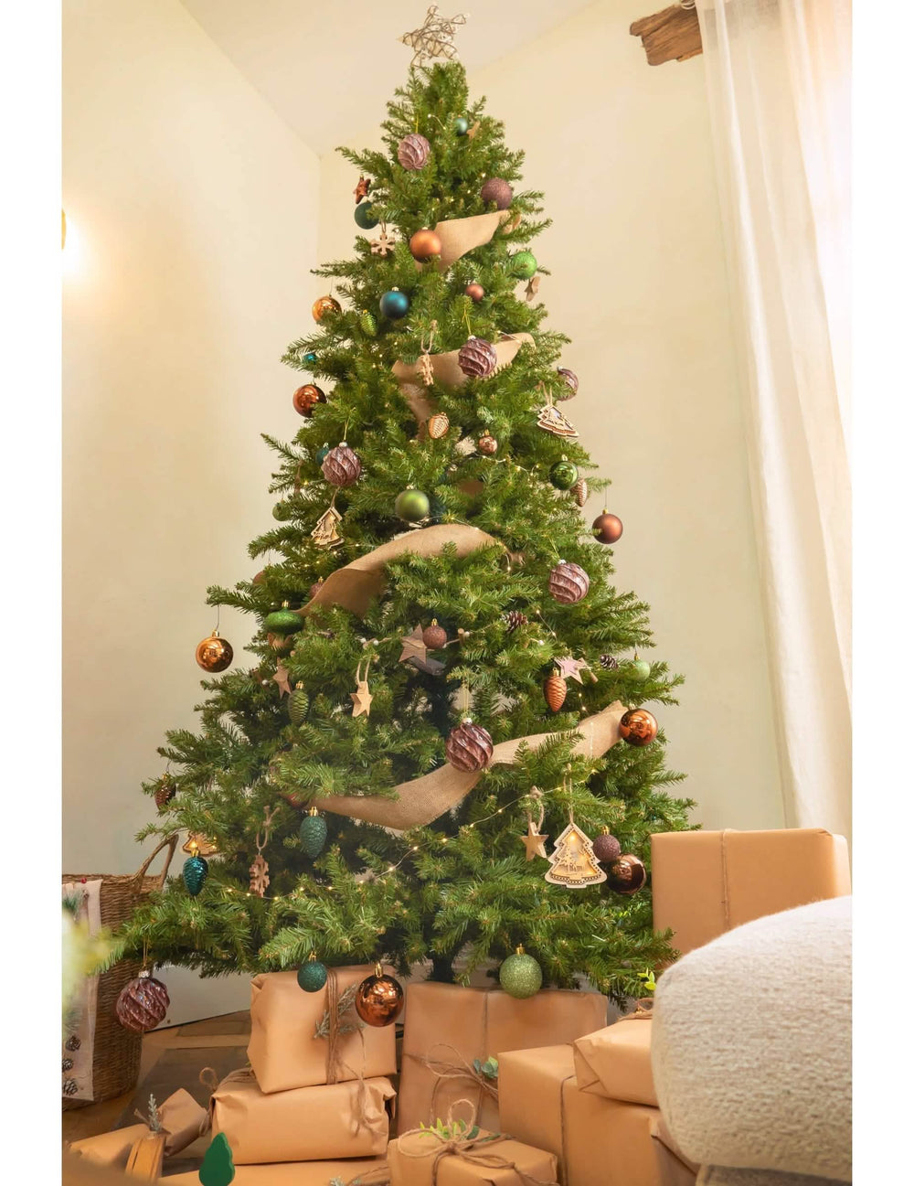 Escena en un árbol con 8 bolas de navidad de color bronce brillantes y con purpurina