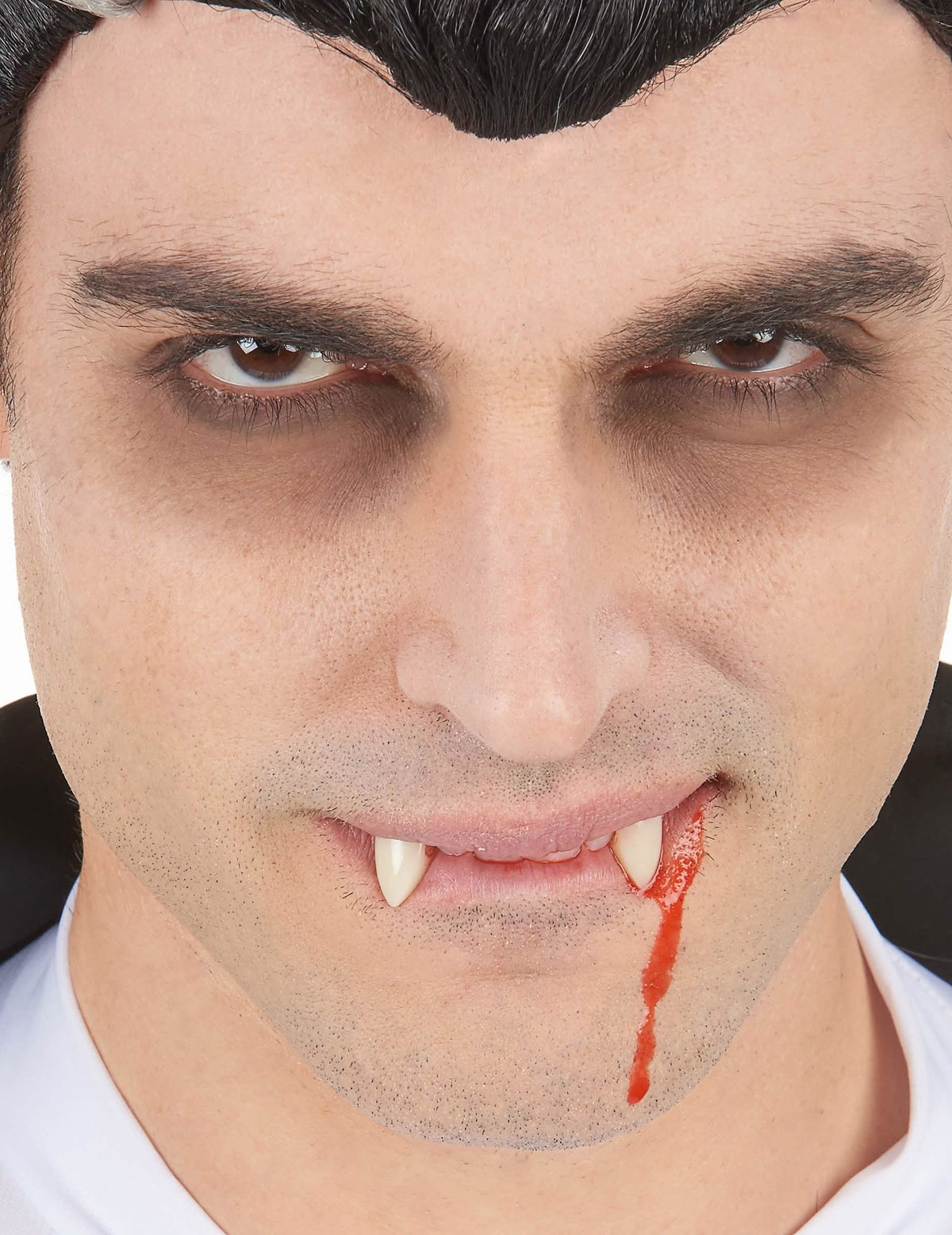 Detalle del efecto sangriento en el rostro de las cápsulas de sangre falsa halloween