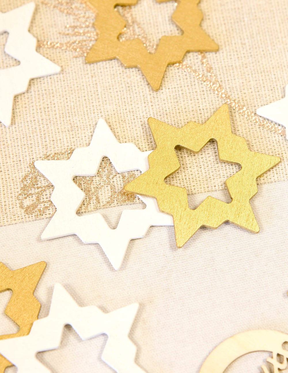 Primer plano de los confetis de mesa de madera estrellas para navidad