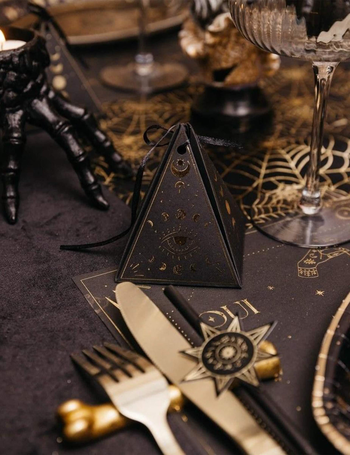 8 recipientes Cosmic Spirit de papel negro y dorado 8,5 x 6,7 cm